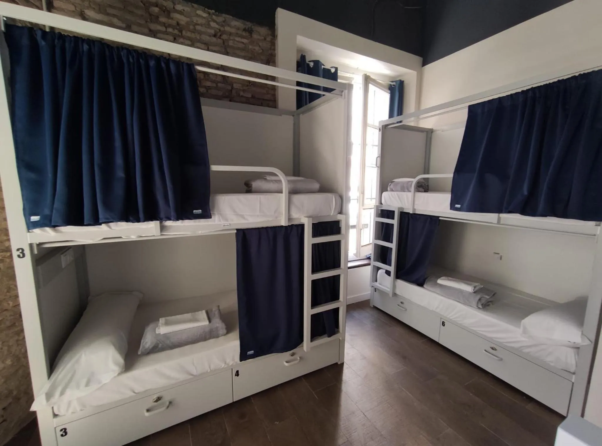 Bedroom, Bed in Black Swan Hostel Sevilla