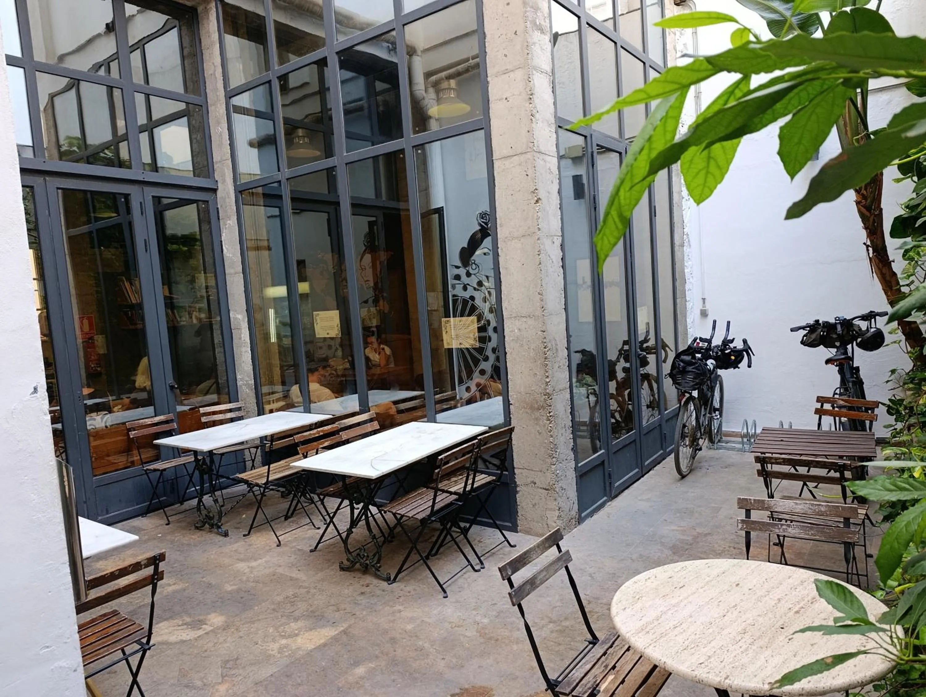 Patio in Black Swan Hostel Sevilla