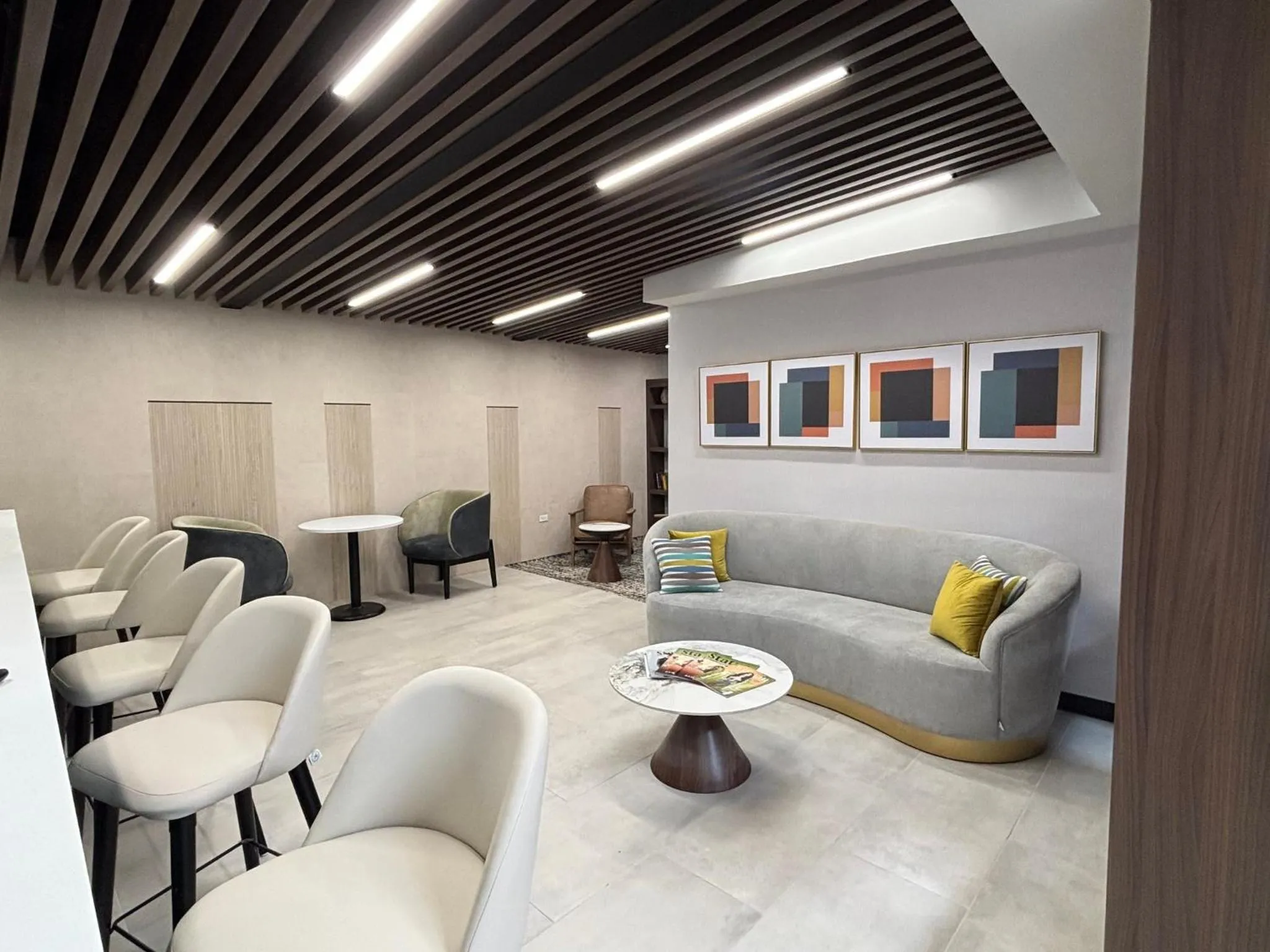 Lounge or bar in Holiday Inn & Suites Chihuahua Expo by IHG