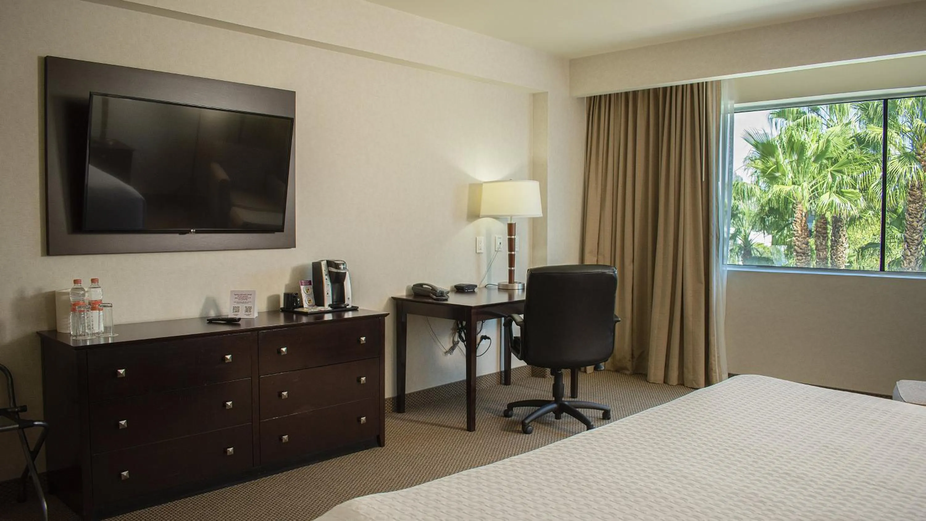 Photo of the whole room, Bed in Crowne Plaza Leon by IHG