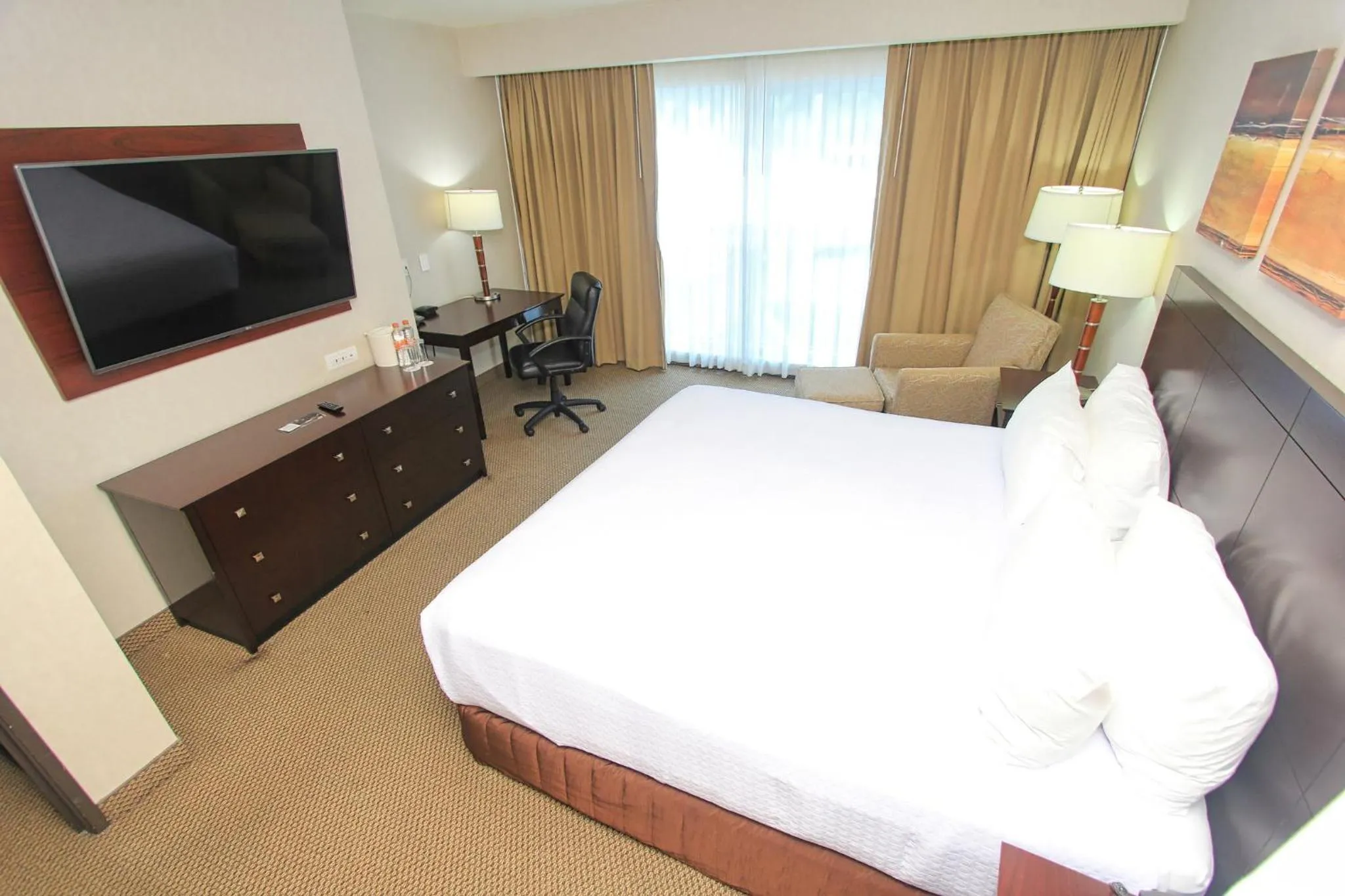Photo of the whole room, Bed in Crowne Plaza Leon by IHG