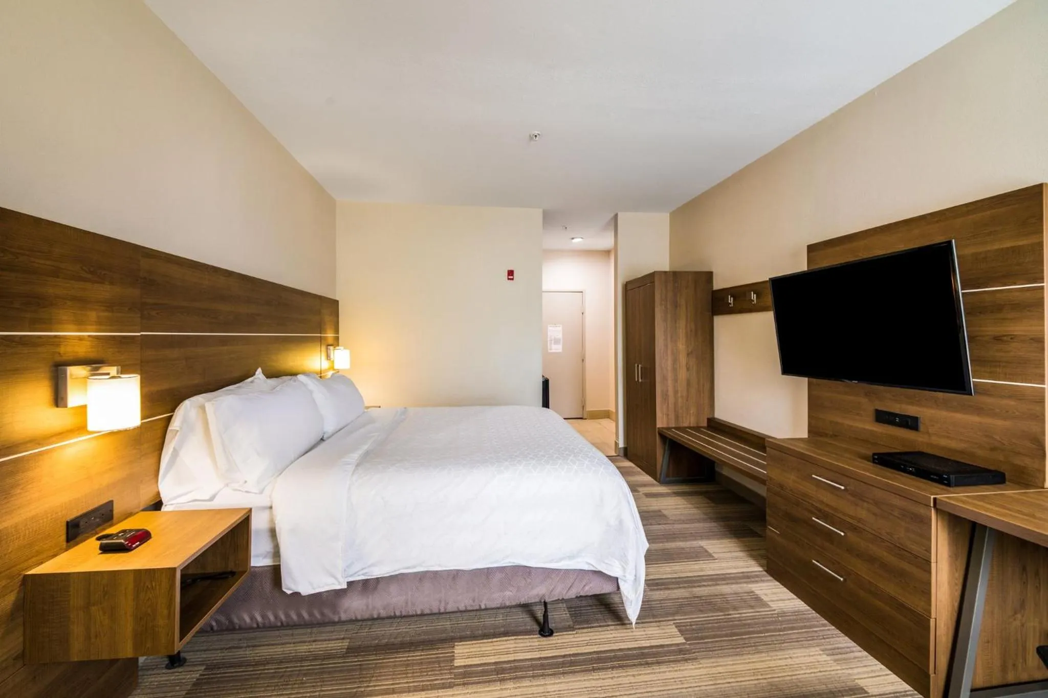 Photo of the whole room, Bed in Holiday Inn Express Hotel & Suites Columbus by IHG