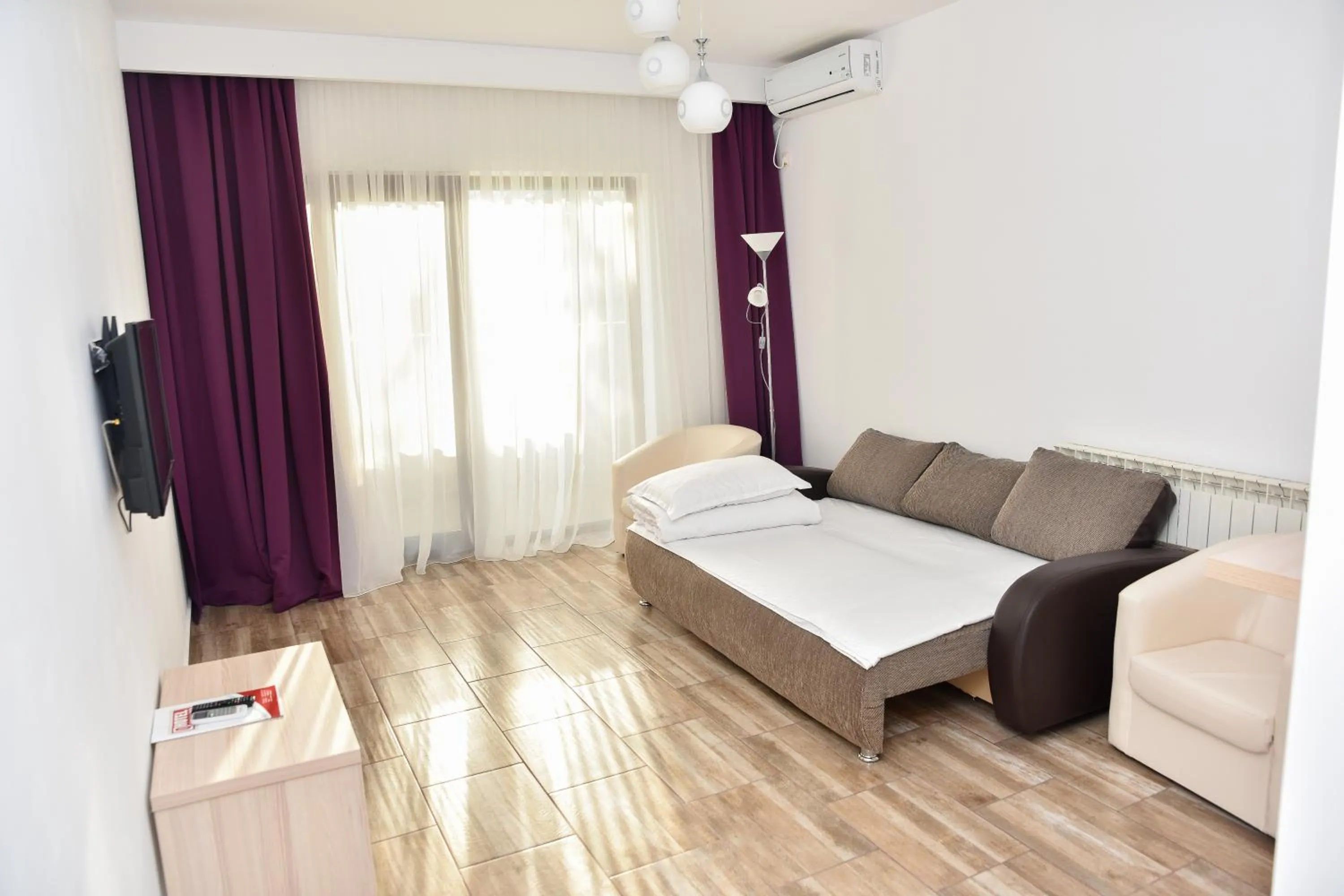 Living room, Bed in Q Hotel