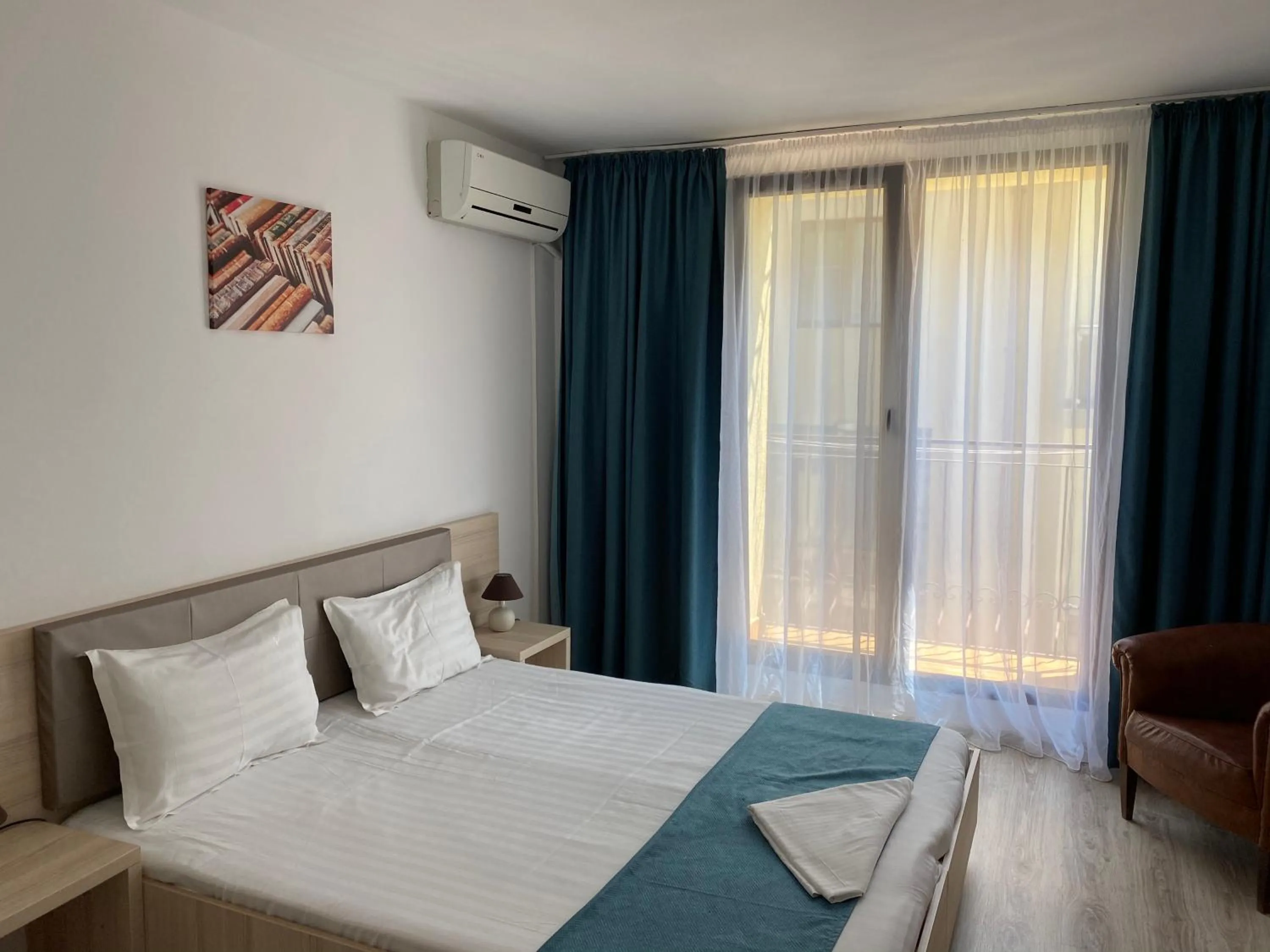 Property building, Bed in Q Hotel