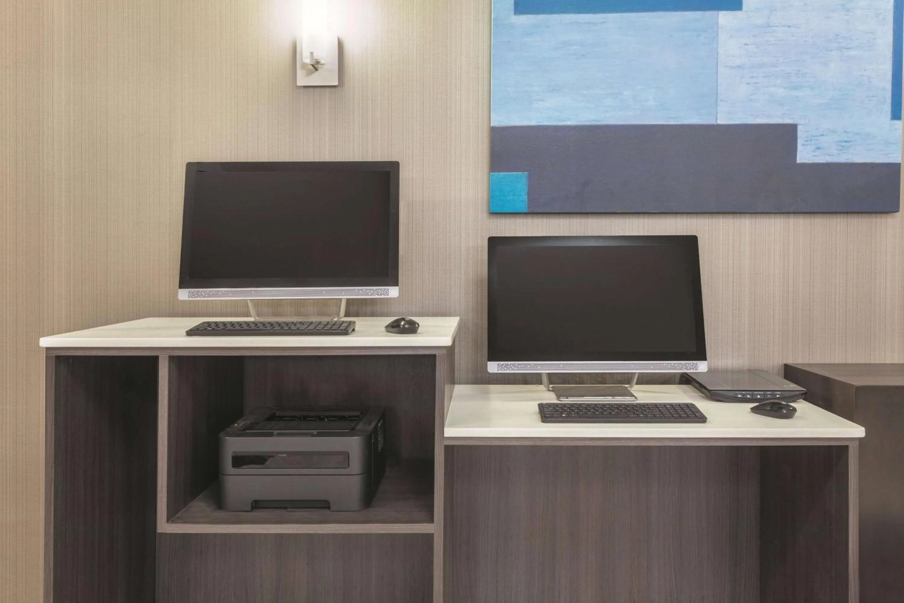 Business facilities in La Quinta by Wyndham Covington