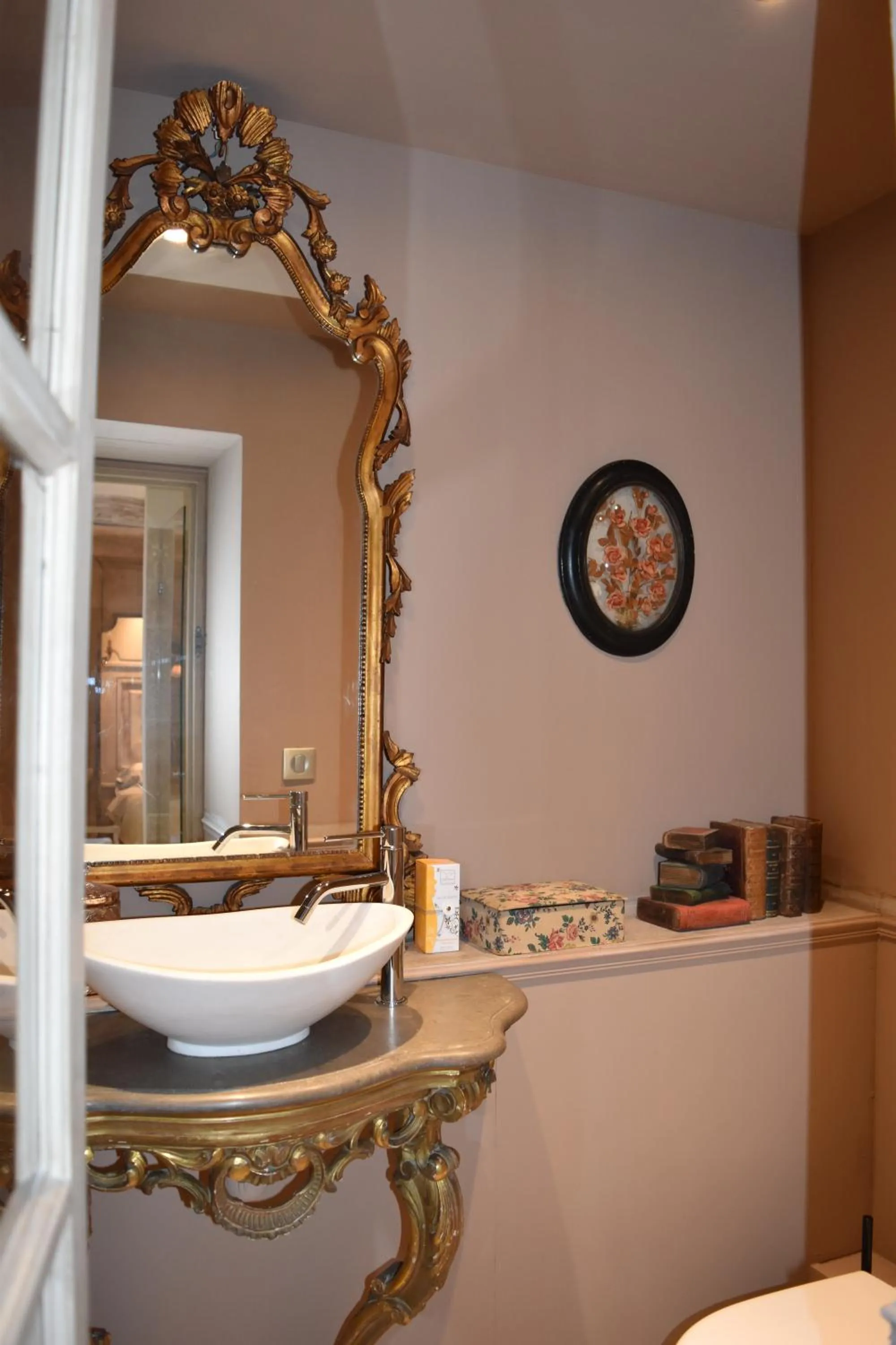 Toilet in Le Clos de Lucie