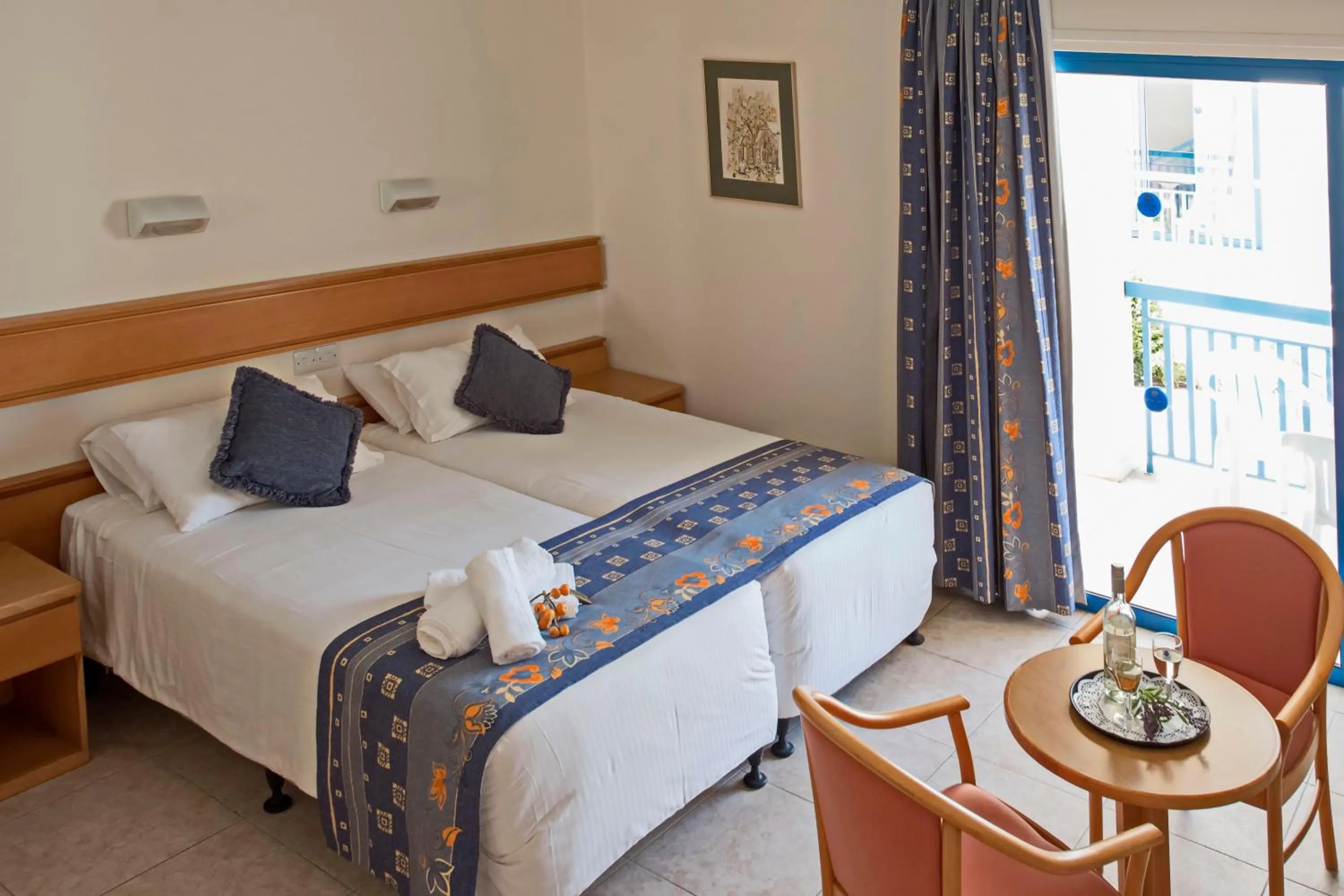 Inner courtyard view, Bed in Kissos Hotel