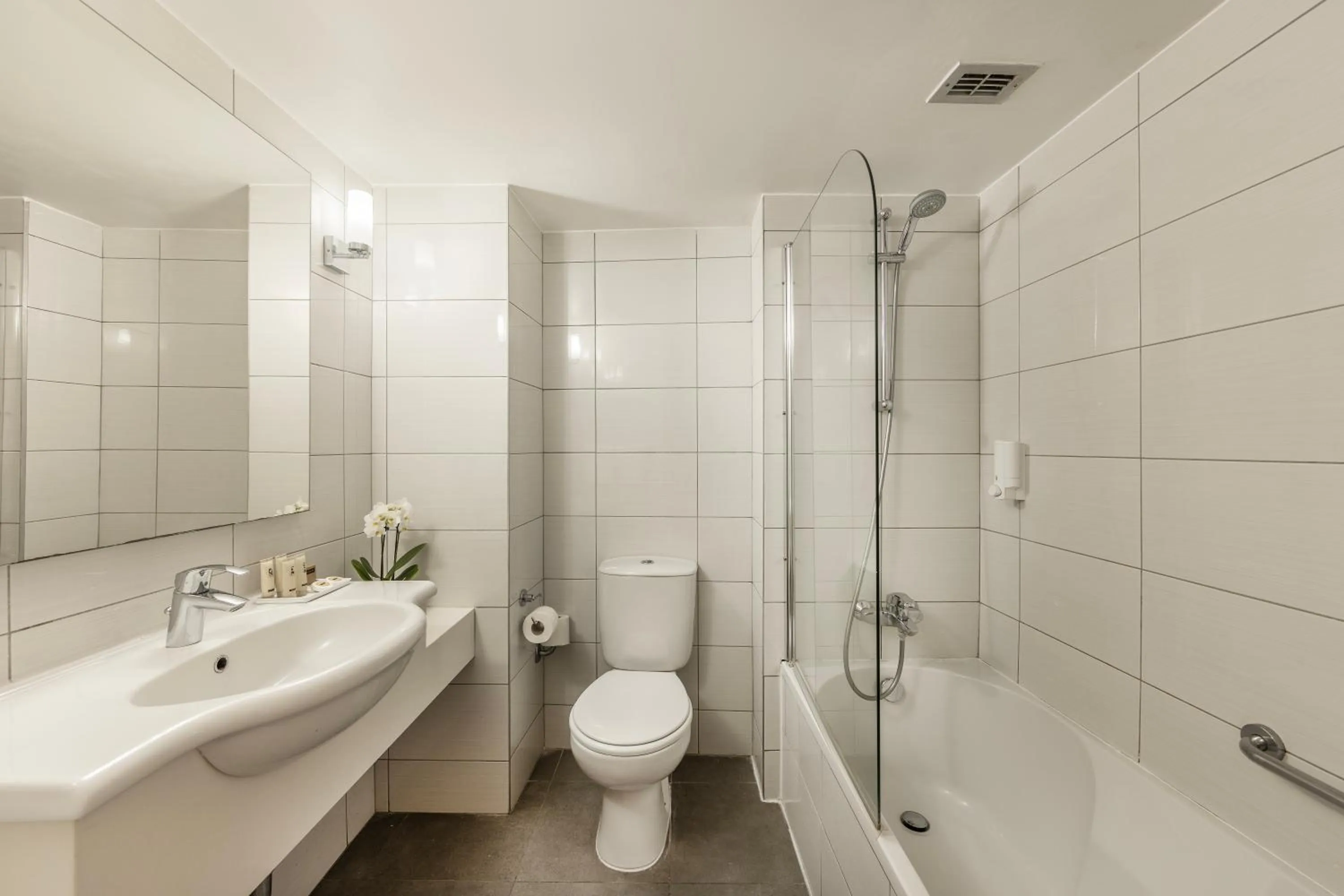 Shower in Kissos Hotel