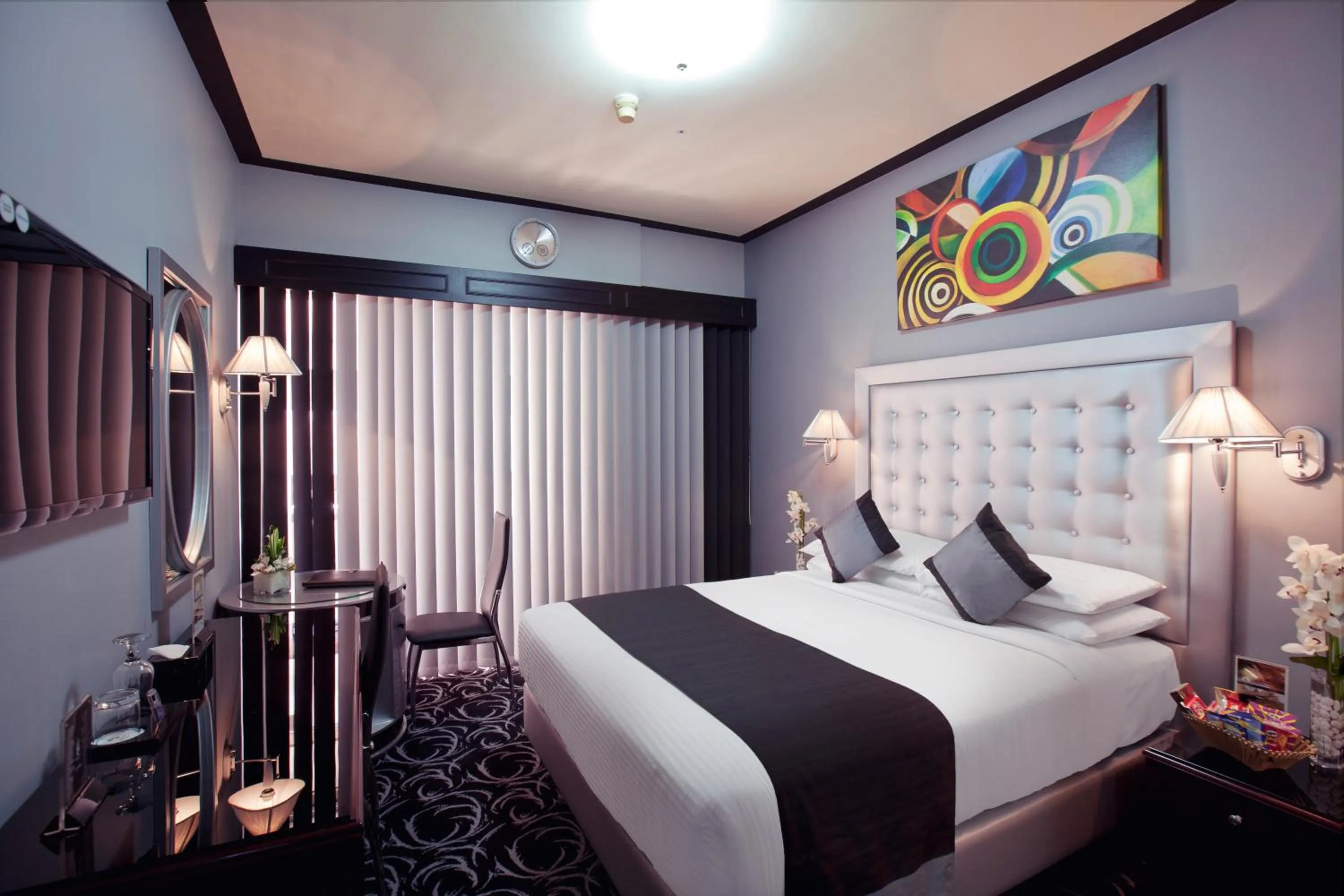 Photo of the whole room, Bed in Broadway Hotel