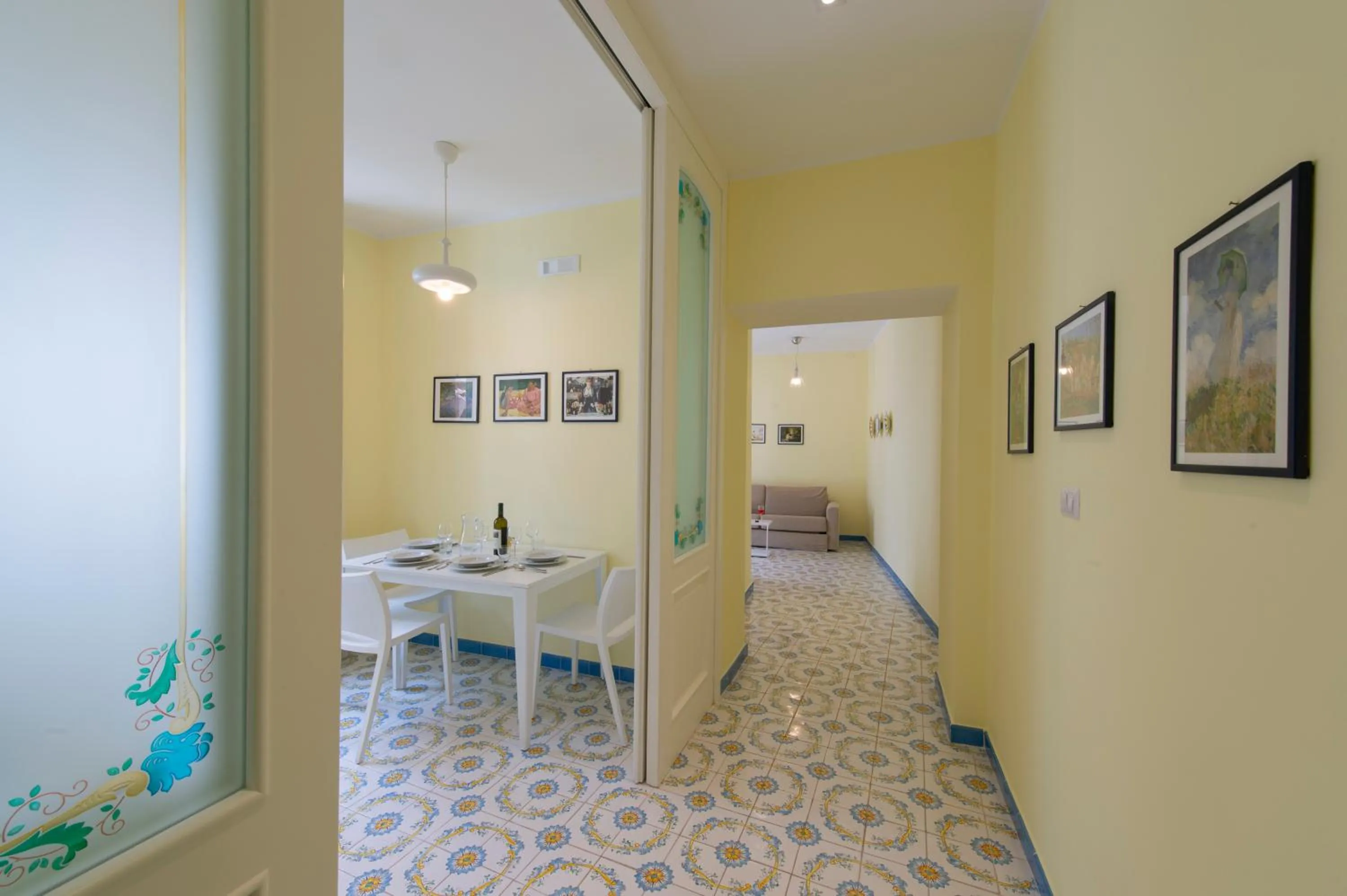 Living room, Bed in Ravello House