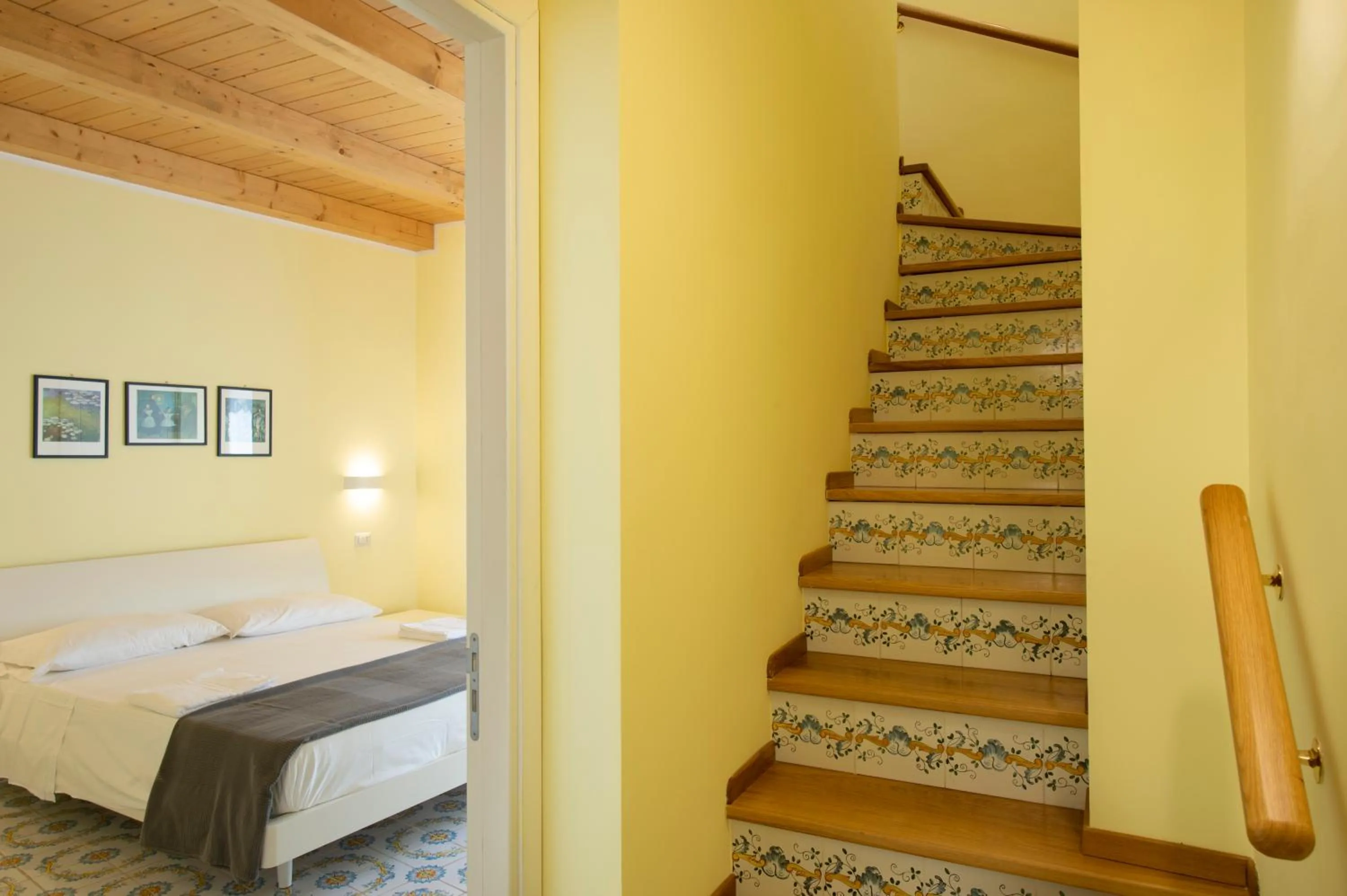 Property building, Bed in Ravello House