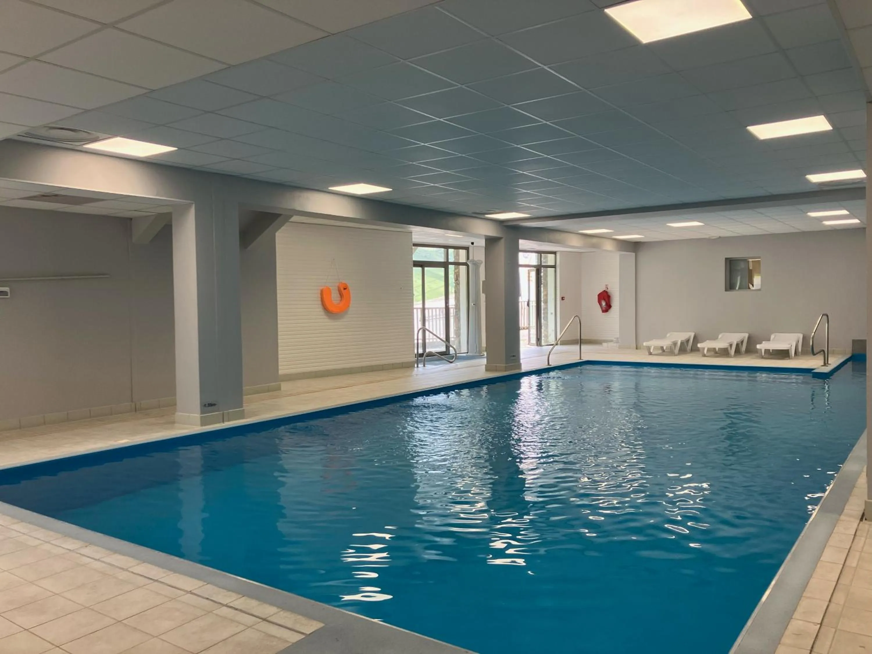 Swimming pool in Résidence Mer & Golf Tourmalet