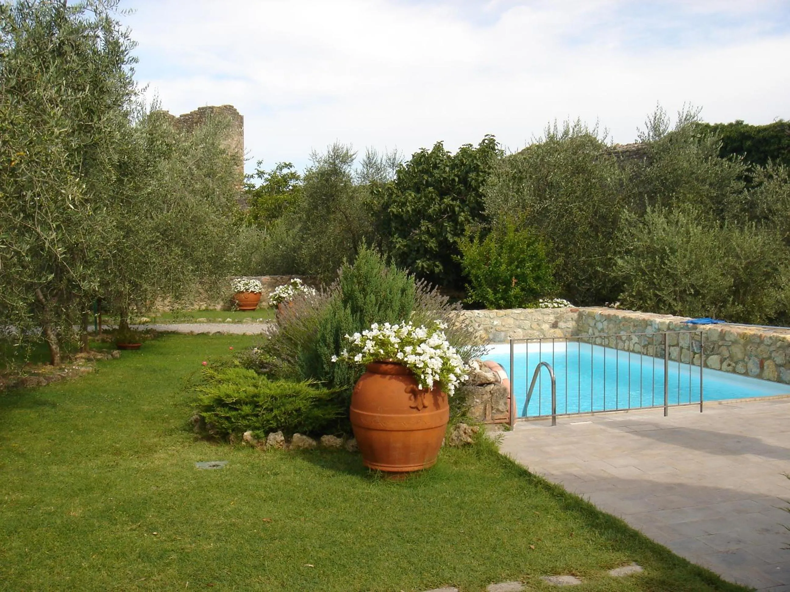 Swimming pool in Hotel Monteriggioni