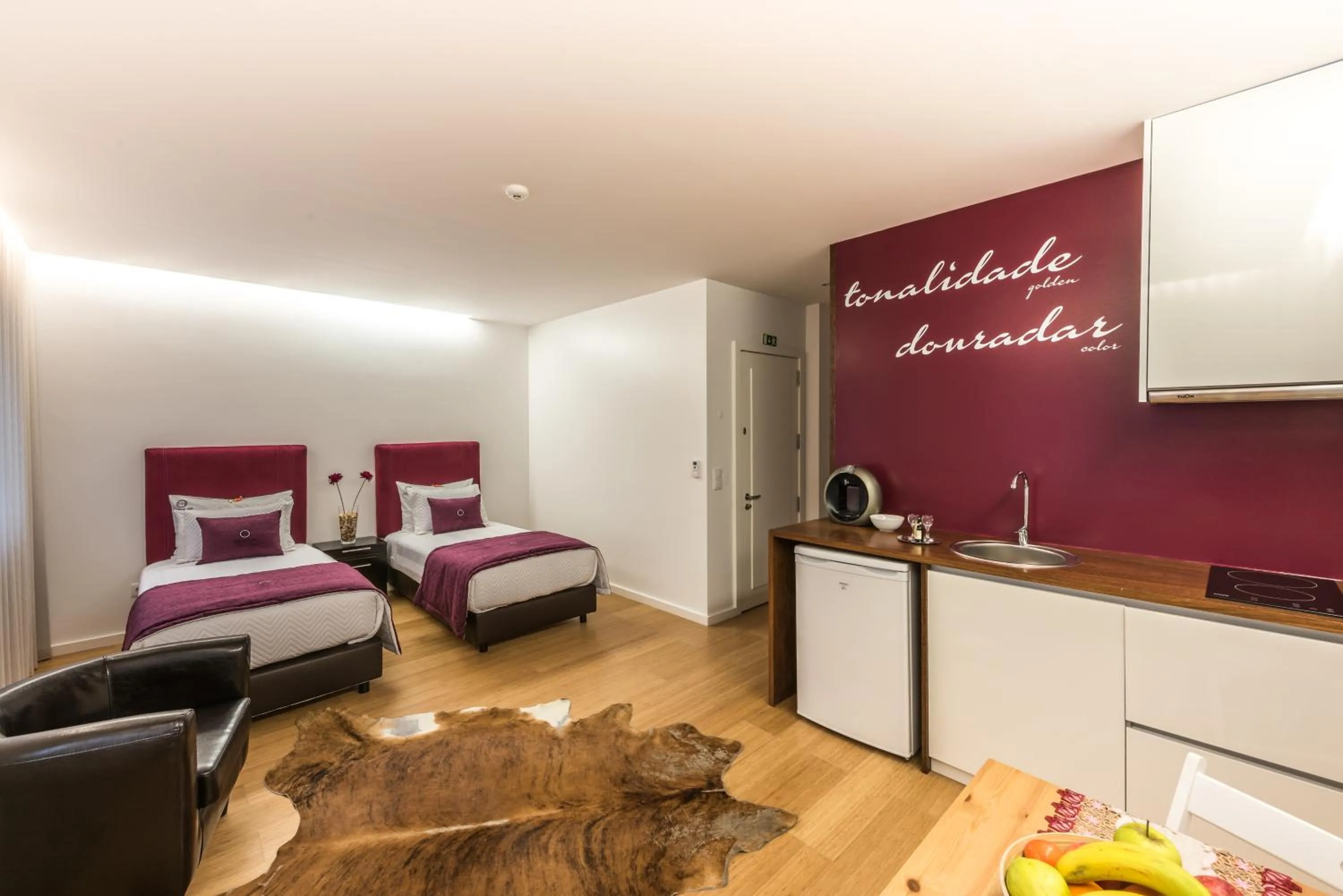 Kitchen or kitchenette, Bed in Lounge Inn Guest House