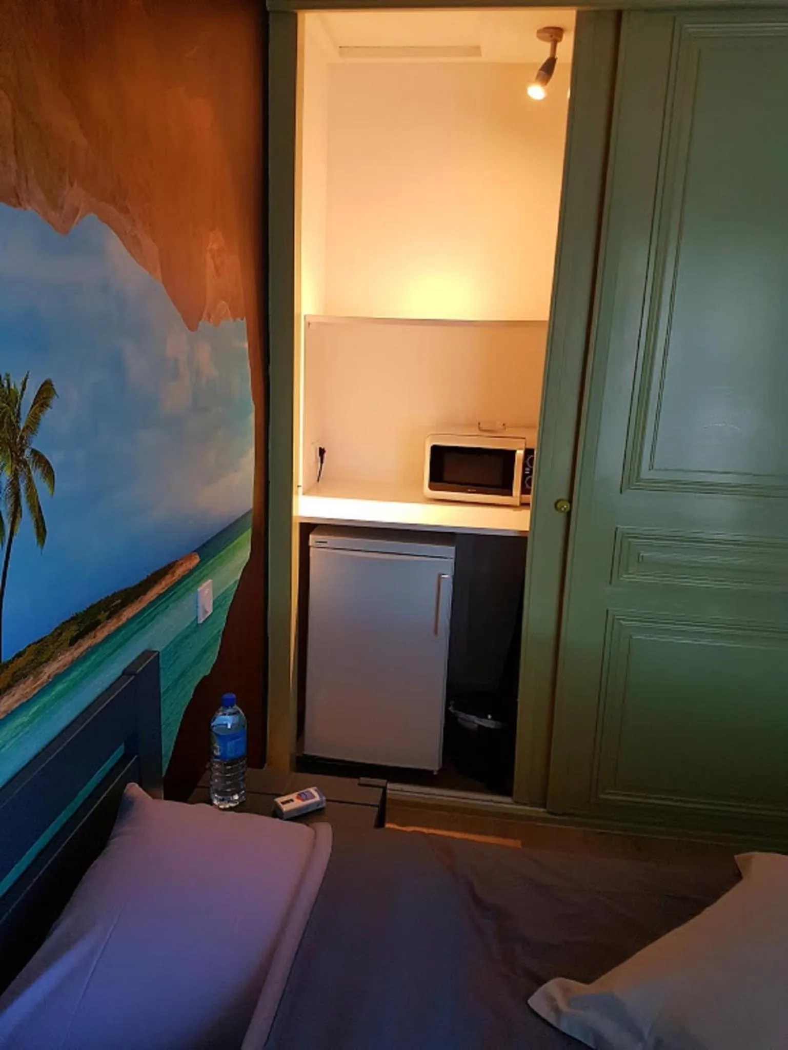 Kitchen or kitchenette, Bed in La Belgerie