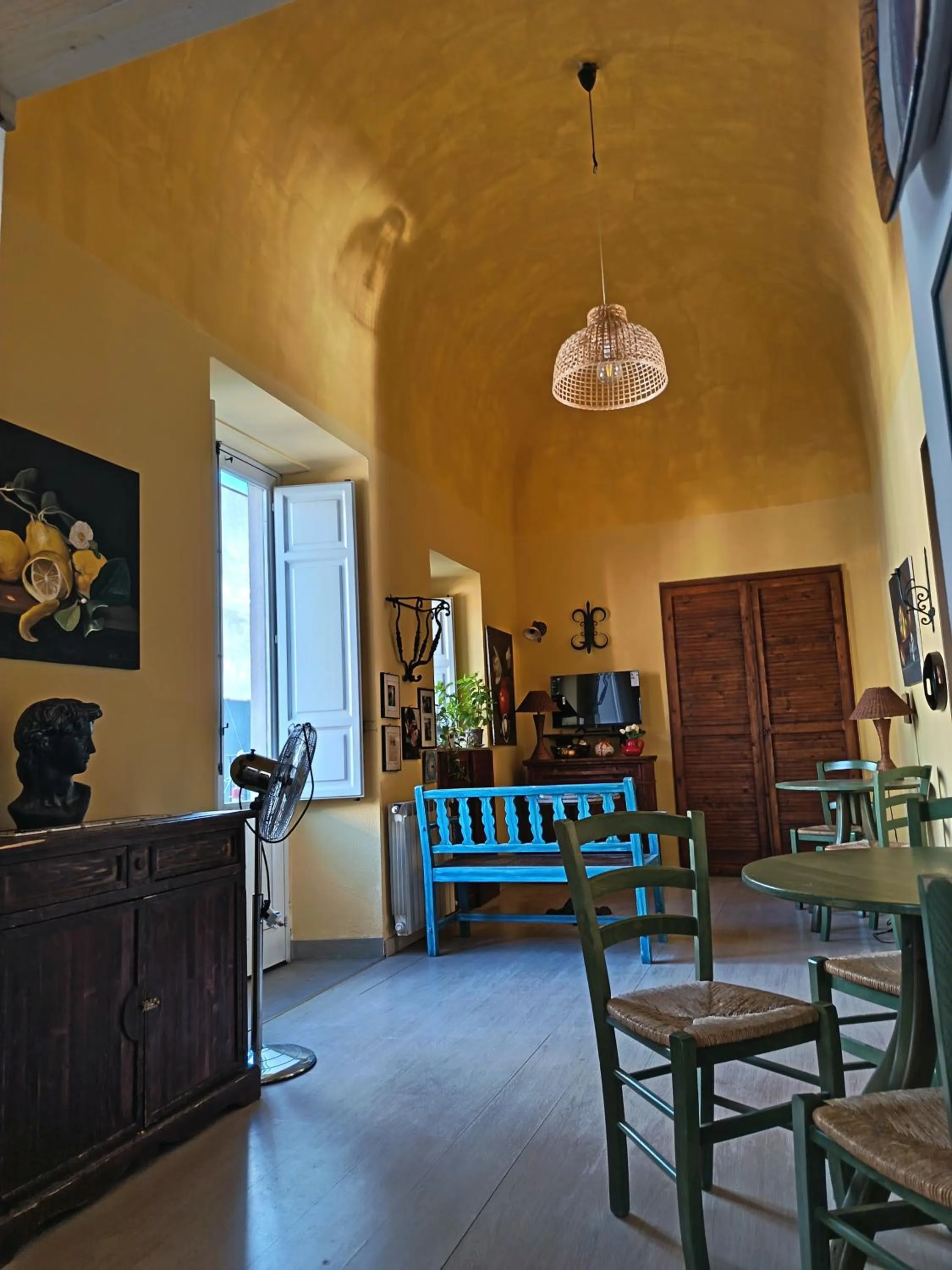 Communal lounge/ TV room in I Vespri