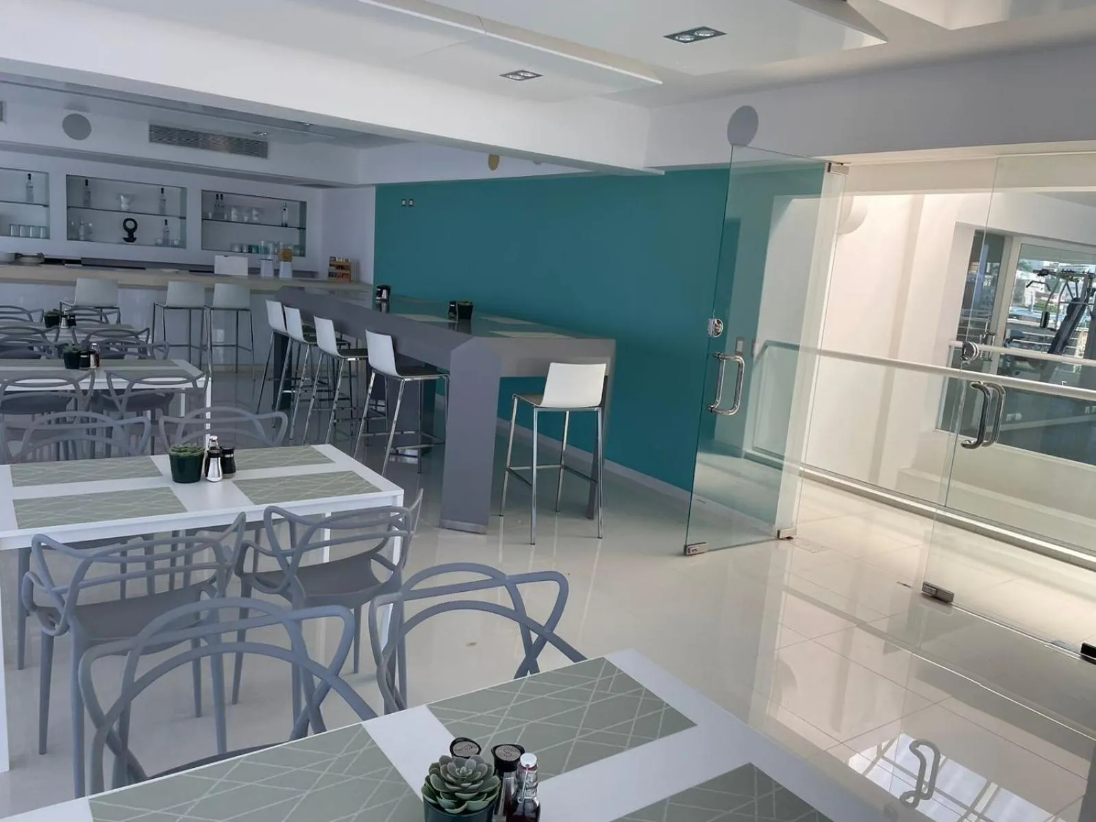 Restaurant/places to eat in Lincoln Suite