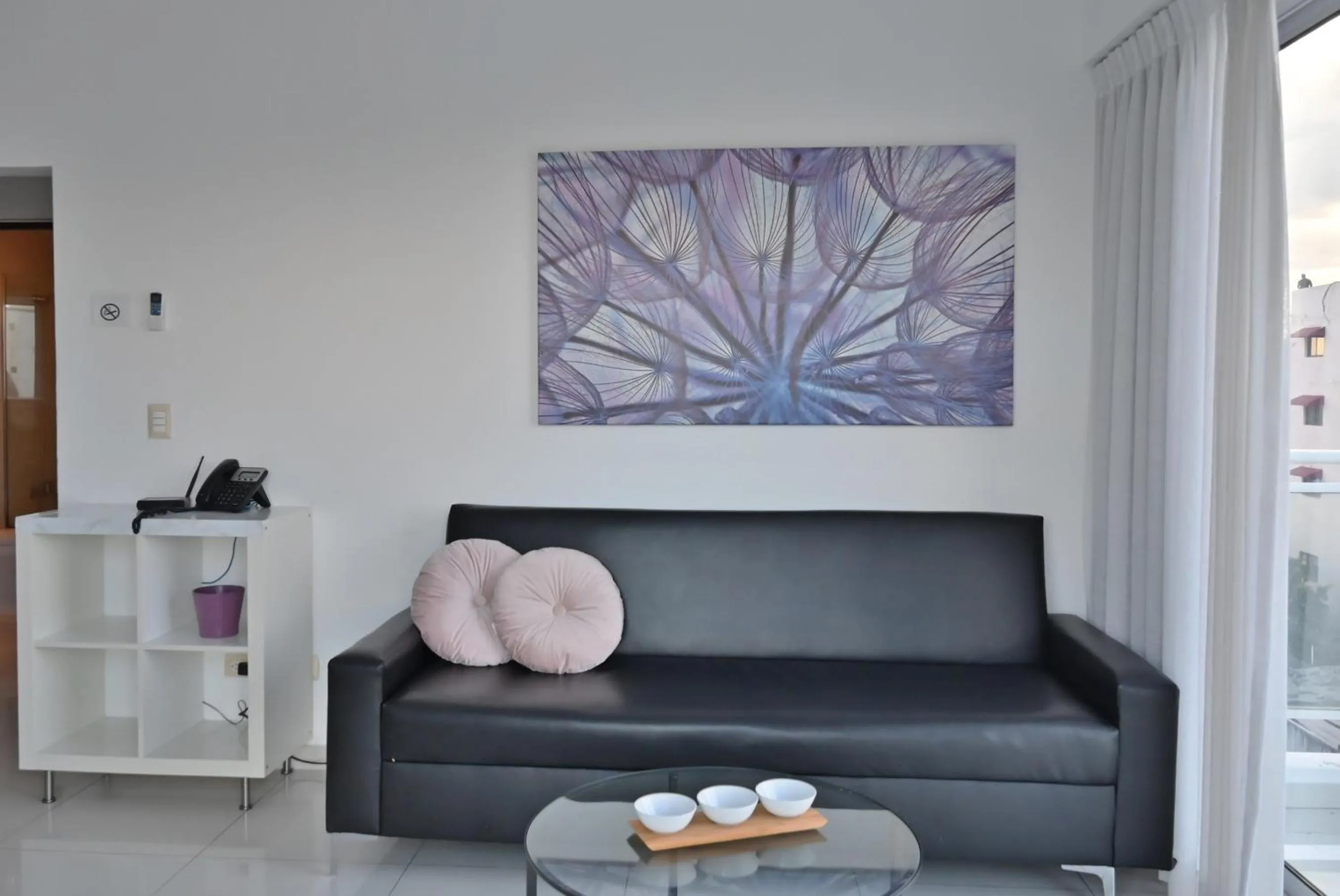 Living room in Lincoln Suite