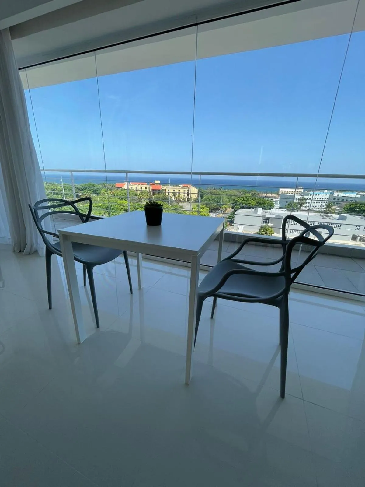 Restaurant/places to eat in Lincoln Suite