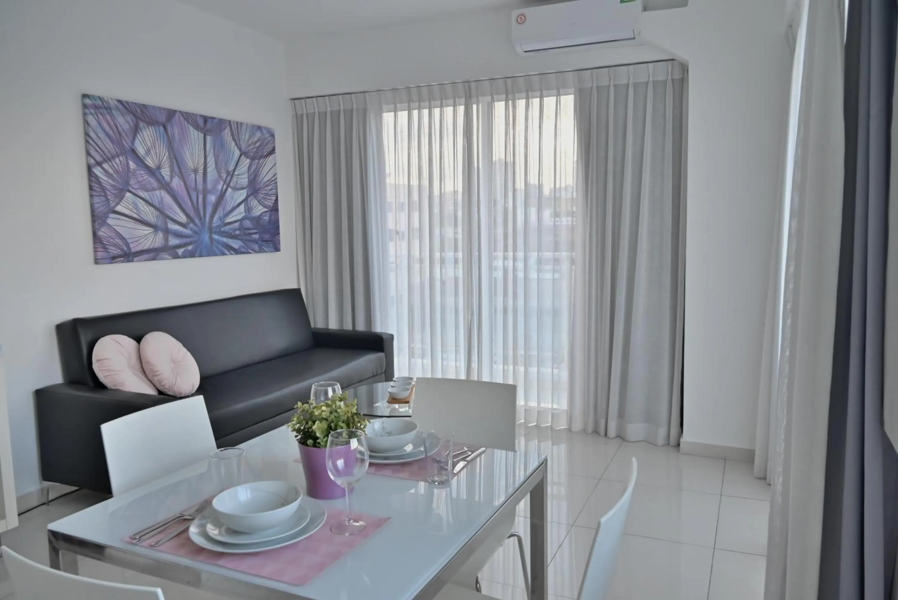 Living room in Lincoln Suite