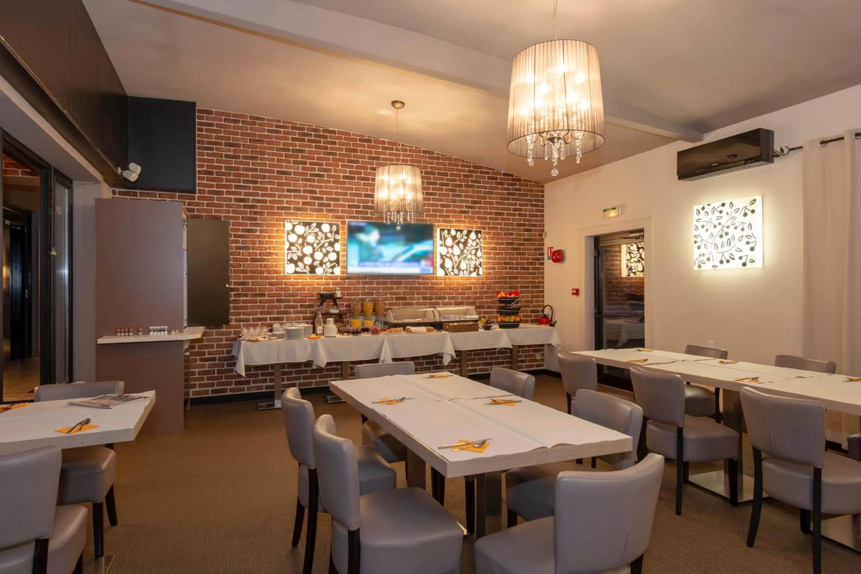 Buffet breakfast in Hôtel Le Verger De Bischwiller