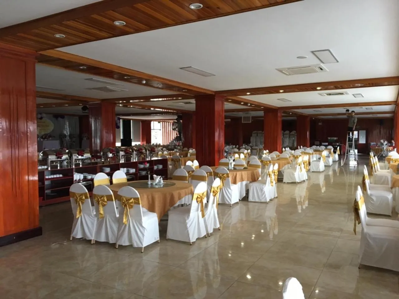 Restaurant/places to eat in Vinh Plaza Hotel