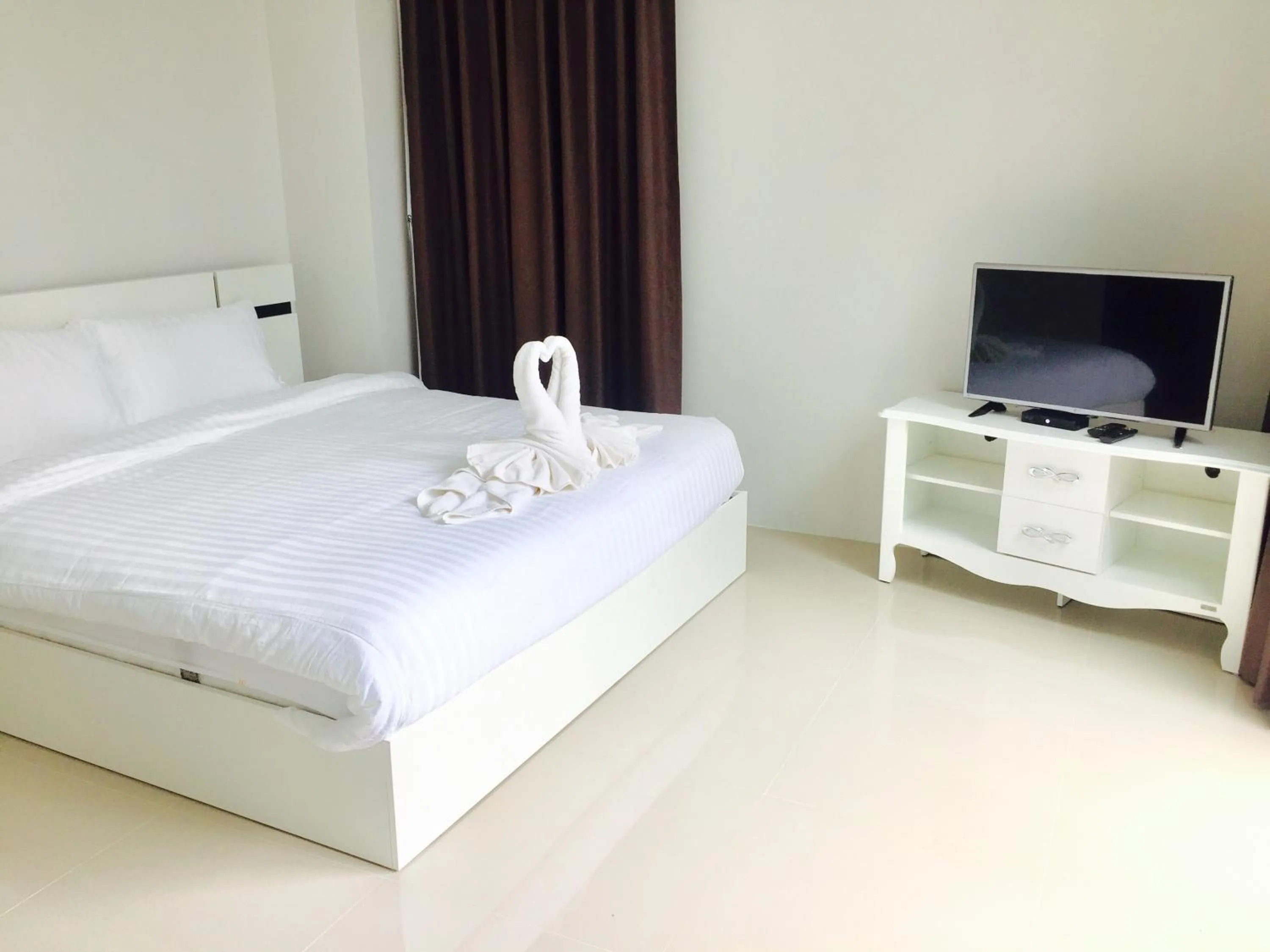 Bed, TV/Entertainment Center in Mondara Vacation Home