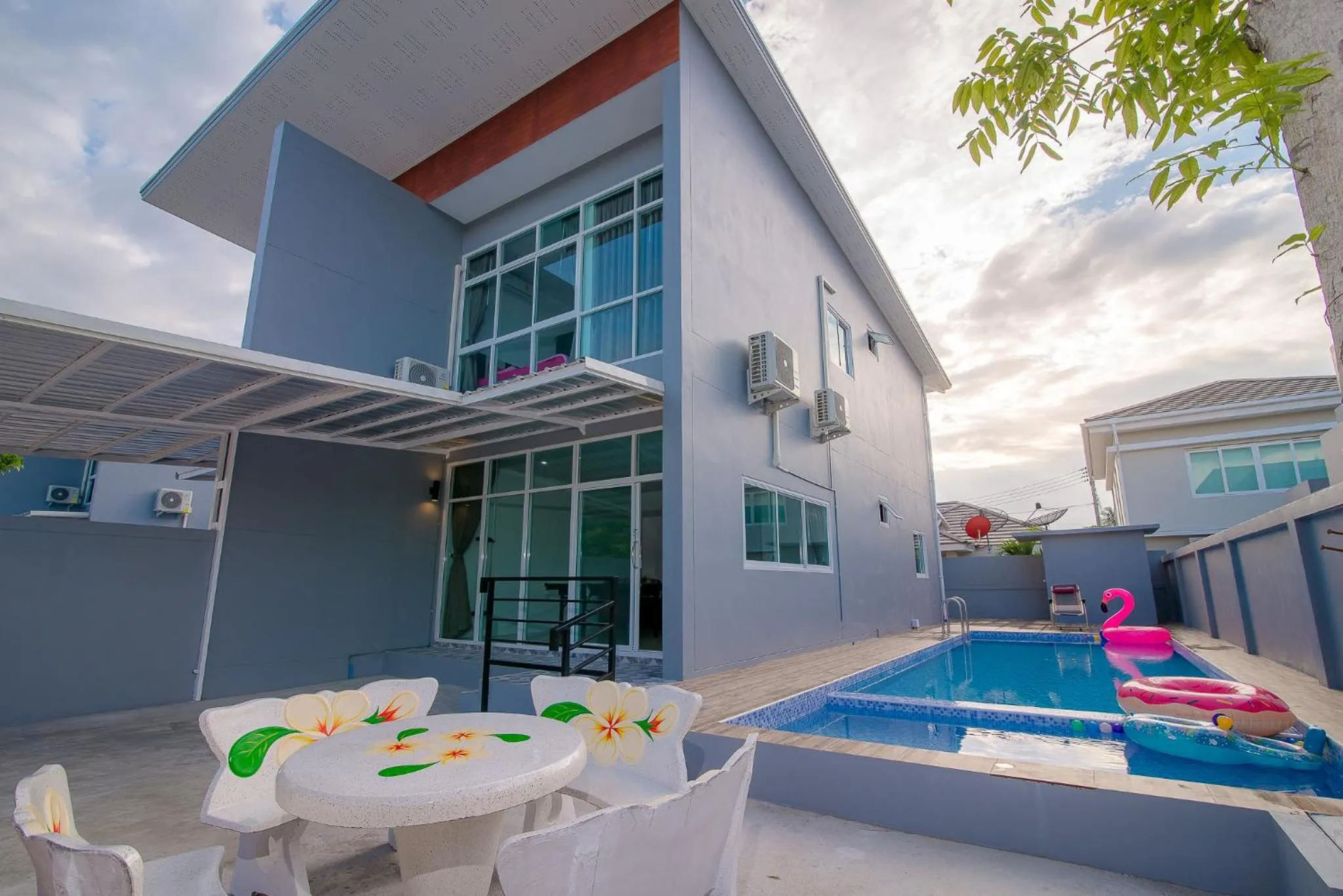 Swimming Pool in Mondara Vacation Home