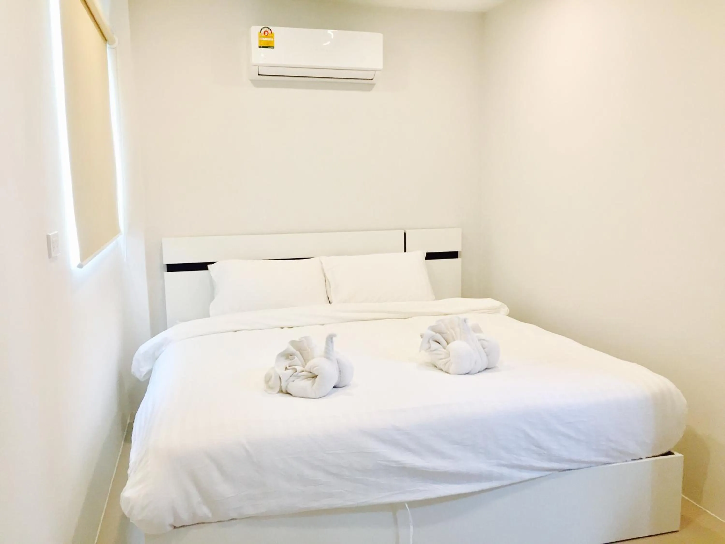 Bed in Mondara Vacation Home