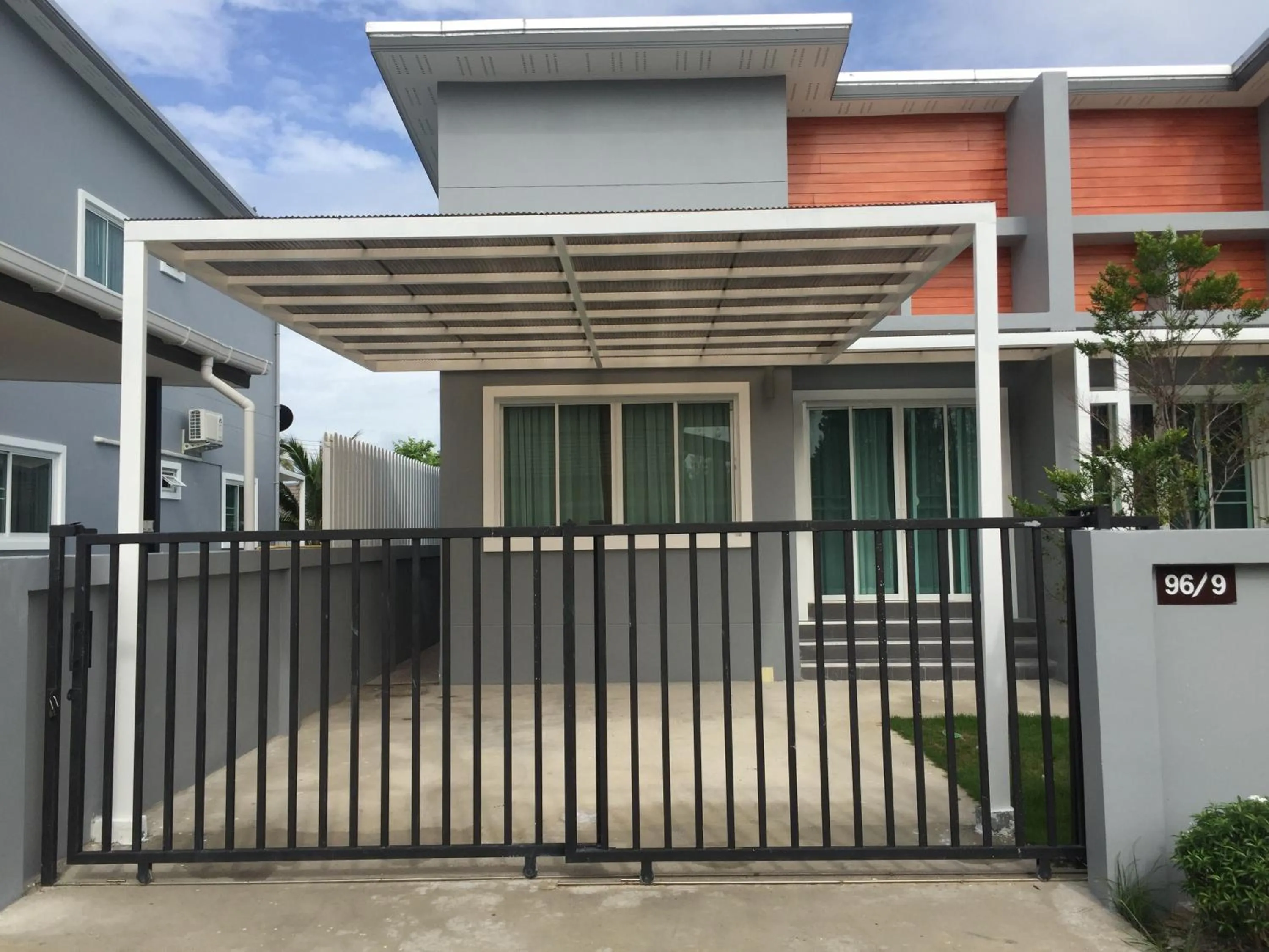 Facade/entrance, Balcony/Terrace in Mondara Vacation Home