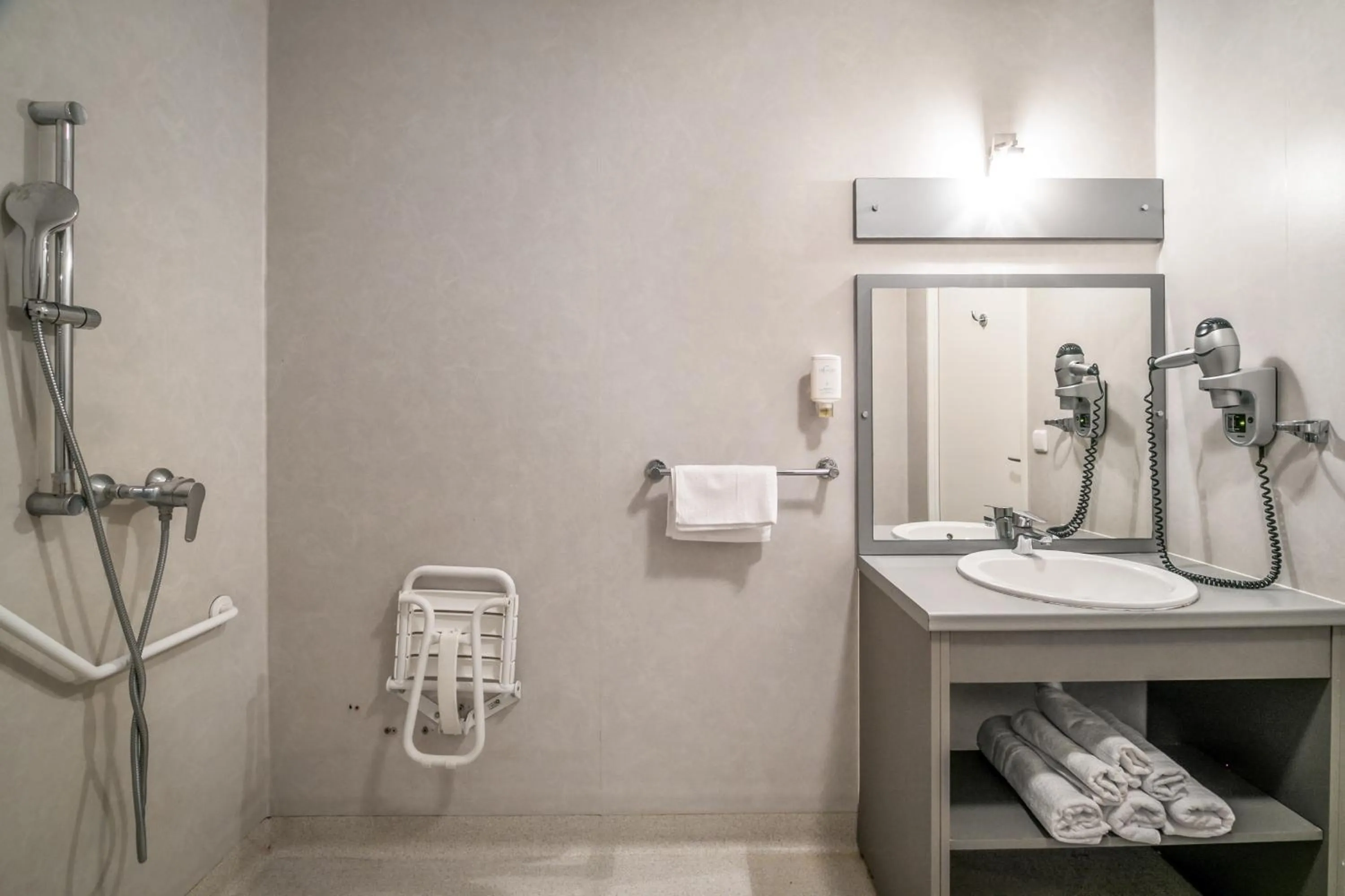 Bathroom in Comfort Aparthotel Lourdes Lorda