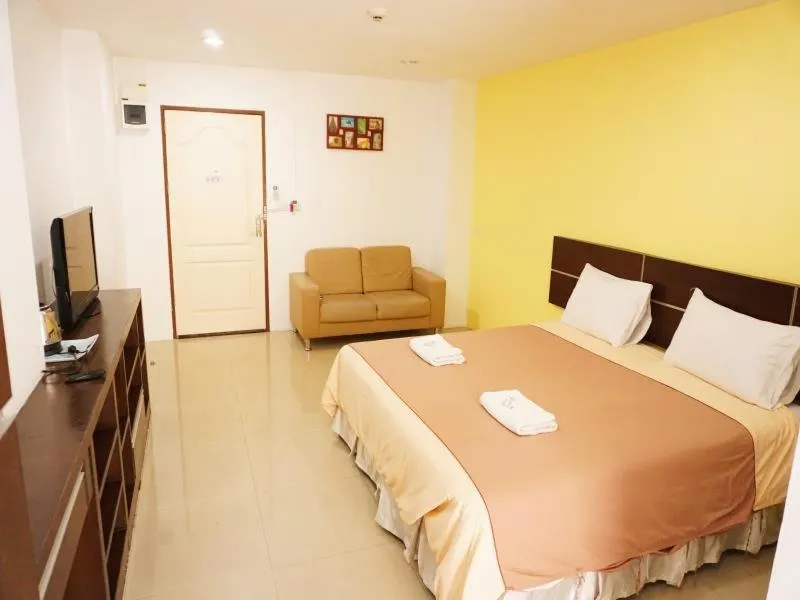 Photo of the whole room, Bed in Diamond Bangkok Apartment