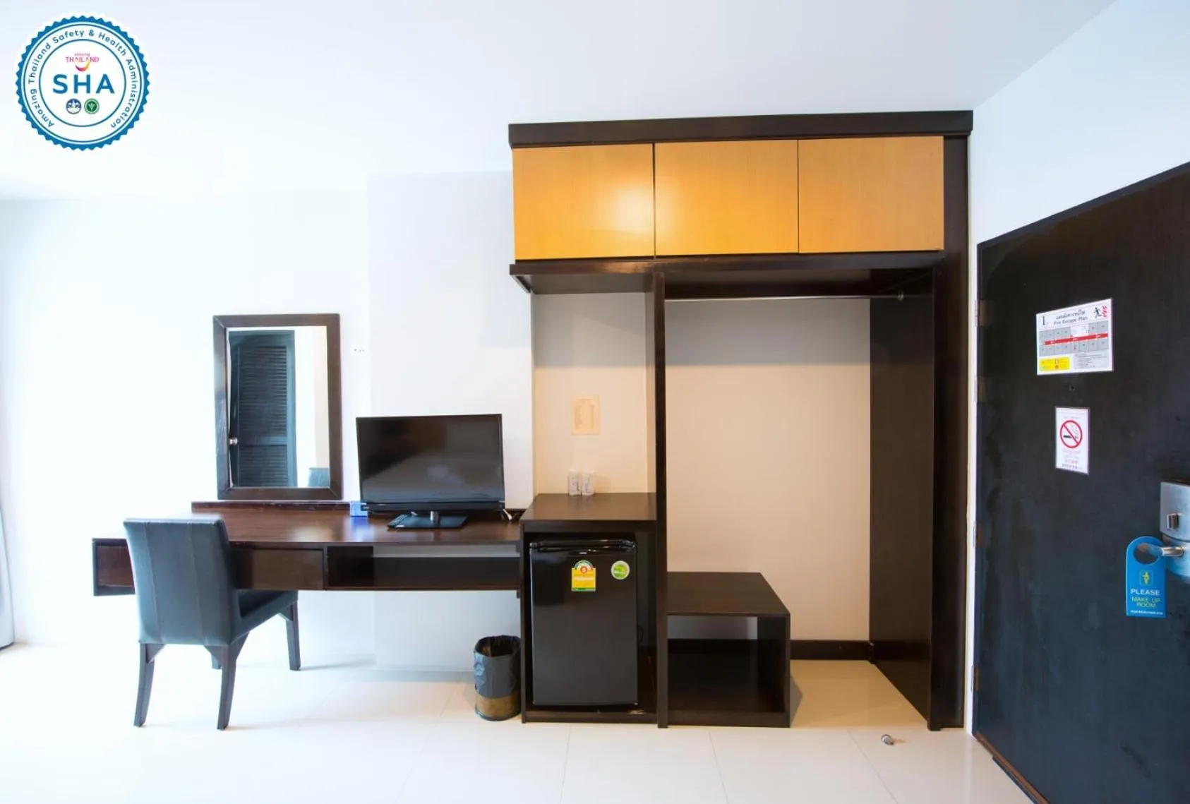 Communal lounge/ TV room in Lee Hotel