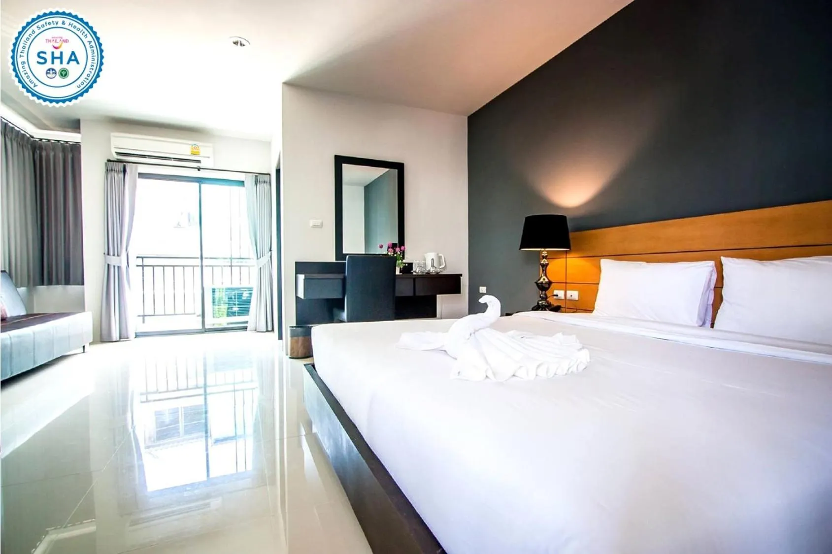 Photo of the whole room, Bed in Lee Hotel