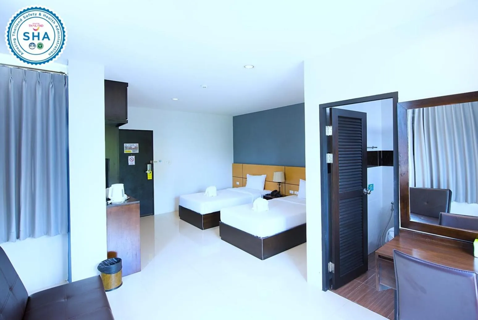 Photo of the whole room, Bed in Lee Hotel