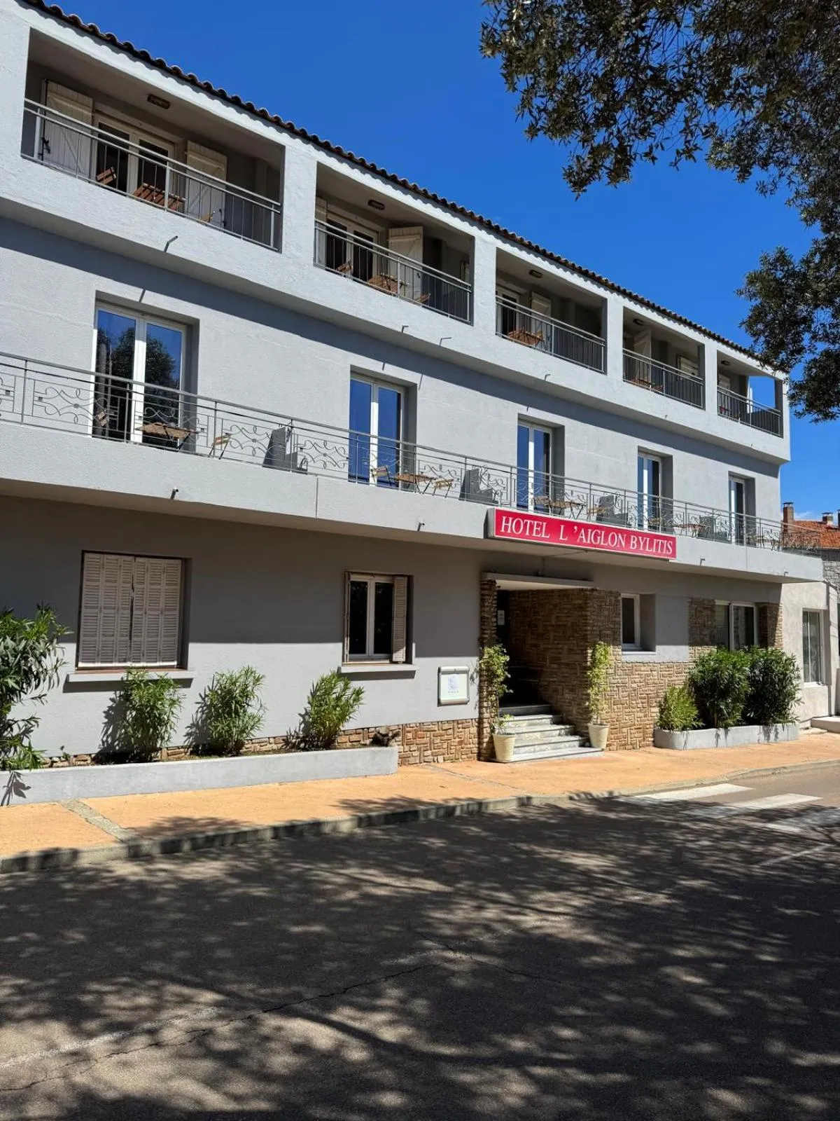 Facade/entrance in L'Aiglon Bylitis
