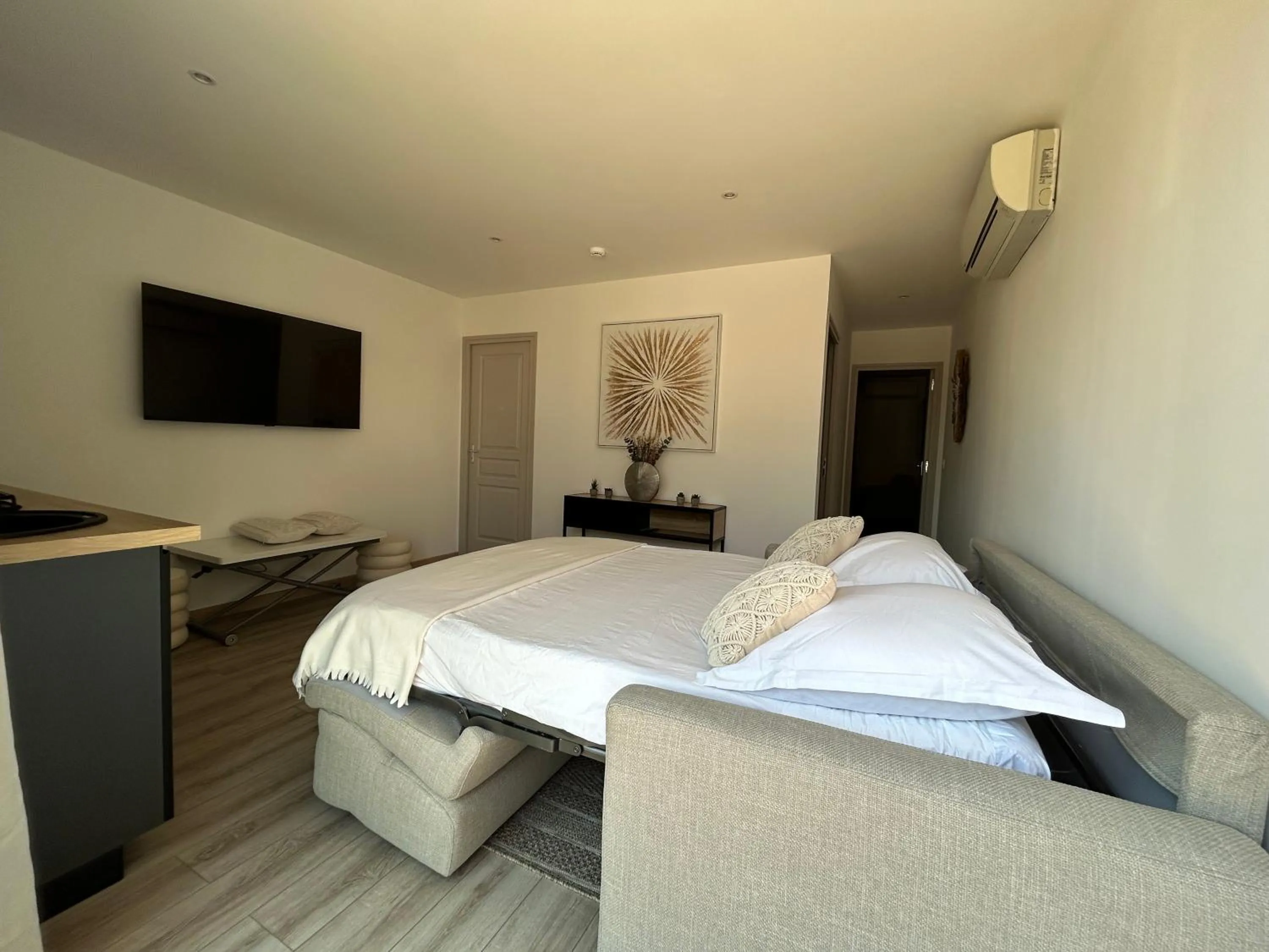 Communal lounge/ TV room in L'Aiglon Bylitis