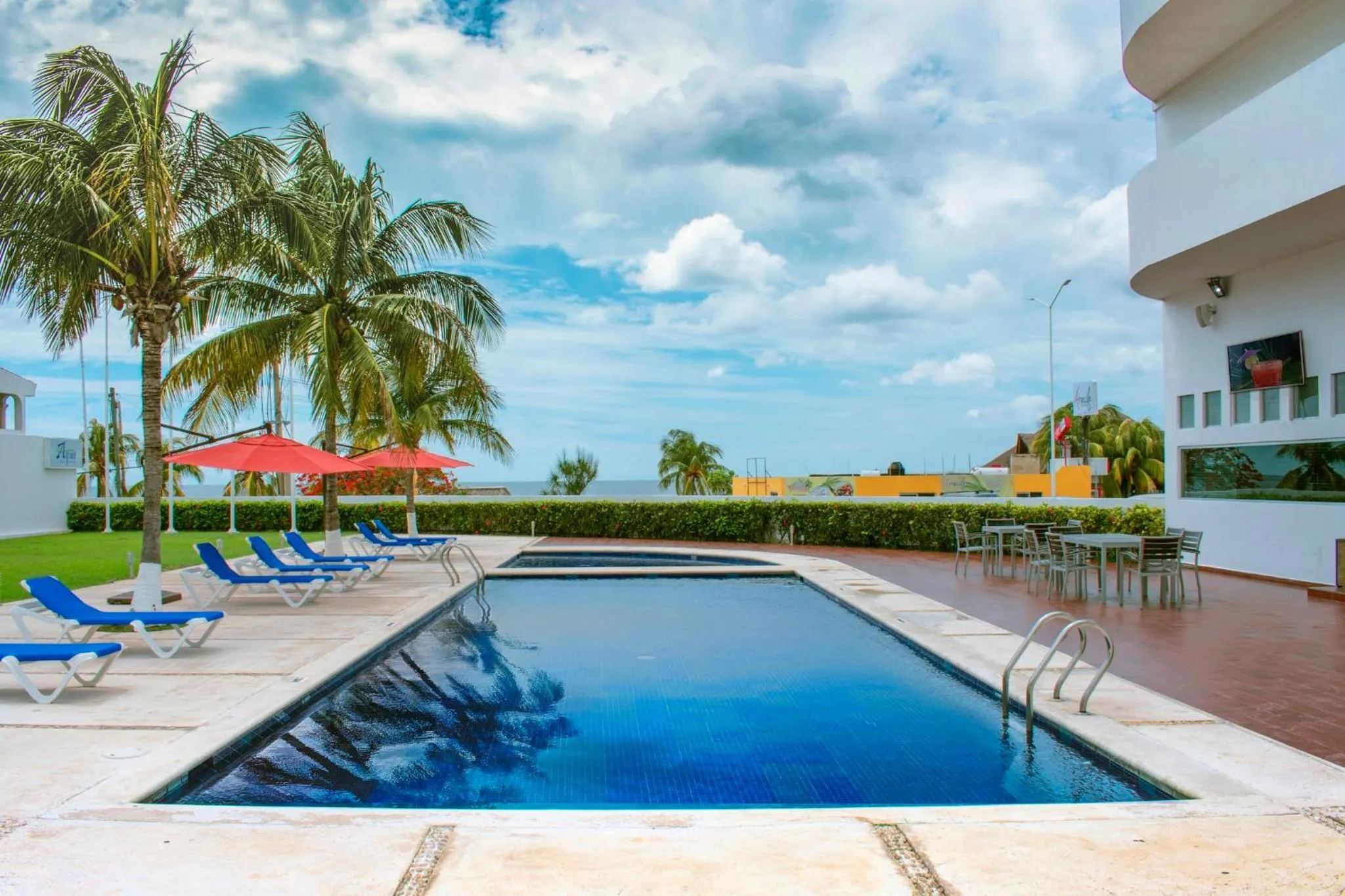 Swimming pool in Holiday Inn Campeche by IHG