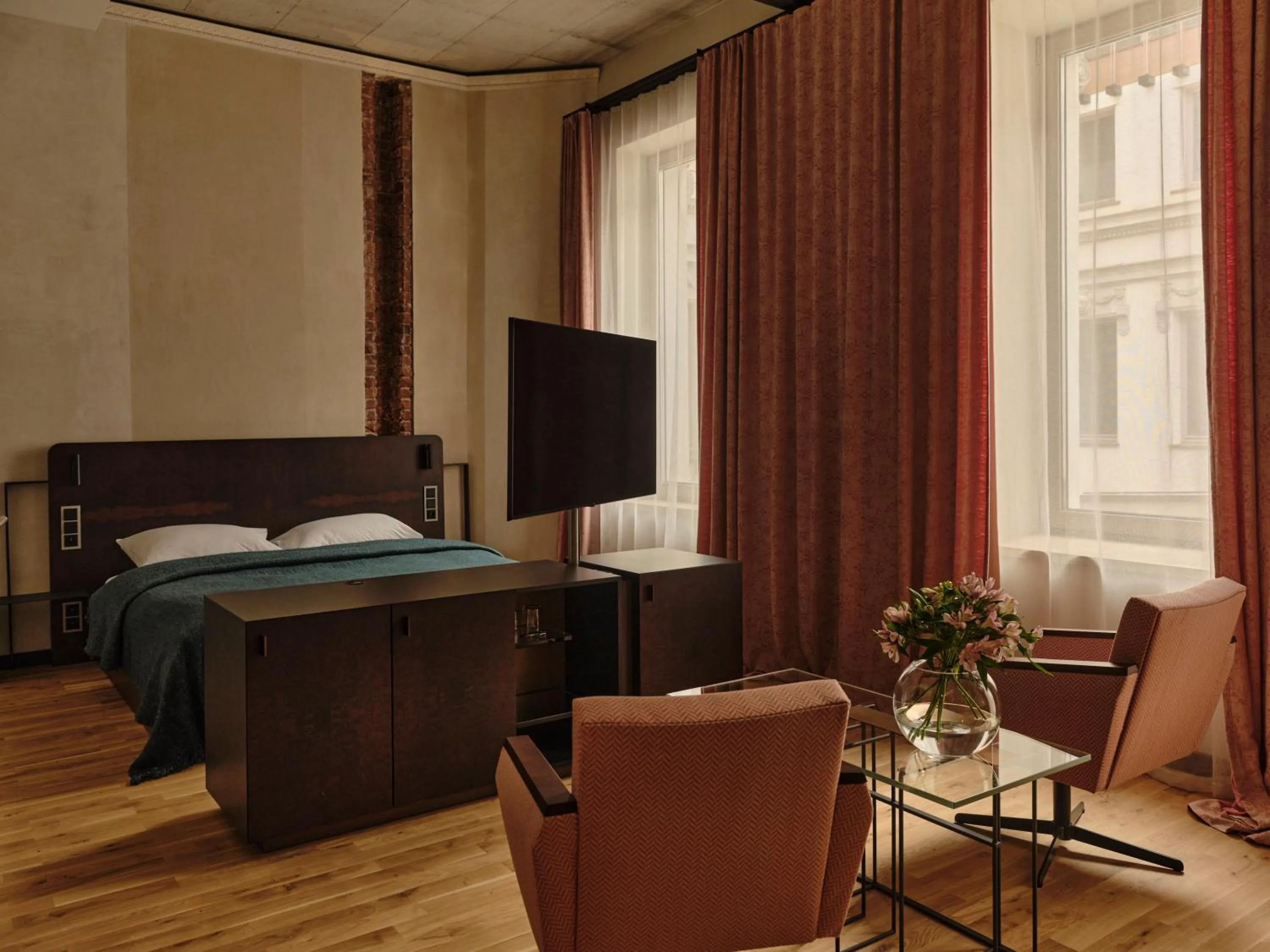 Seating area, Bed in Grand Hotel