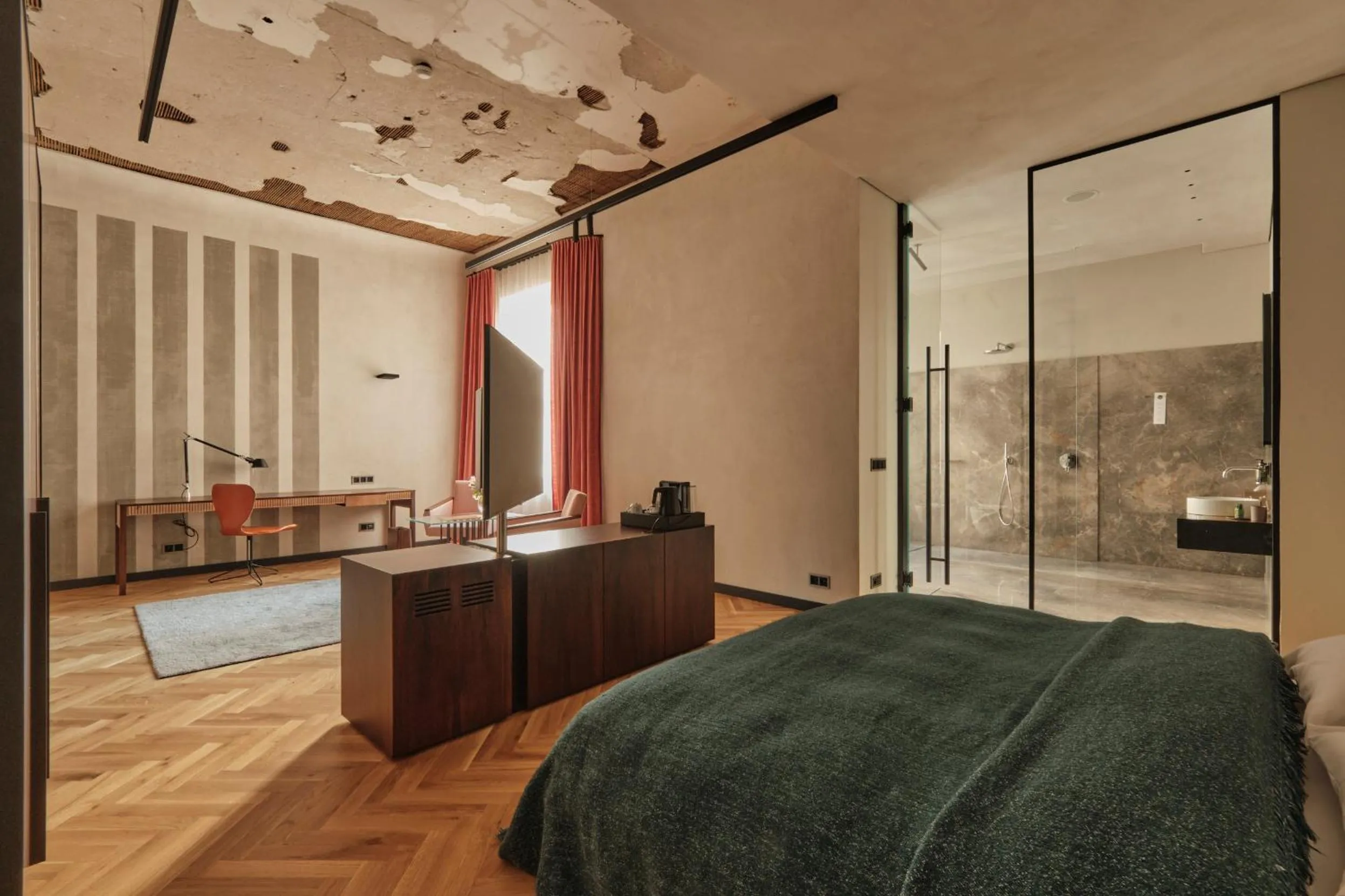 Bedroom, Bed in Grand Hotel