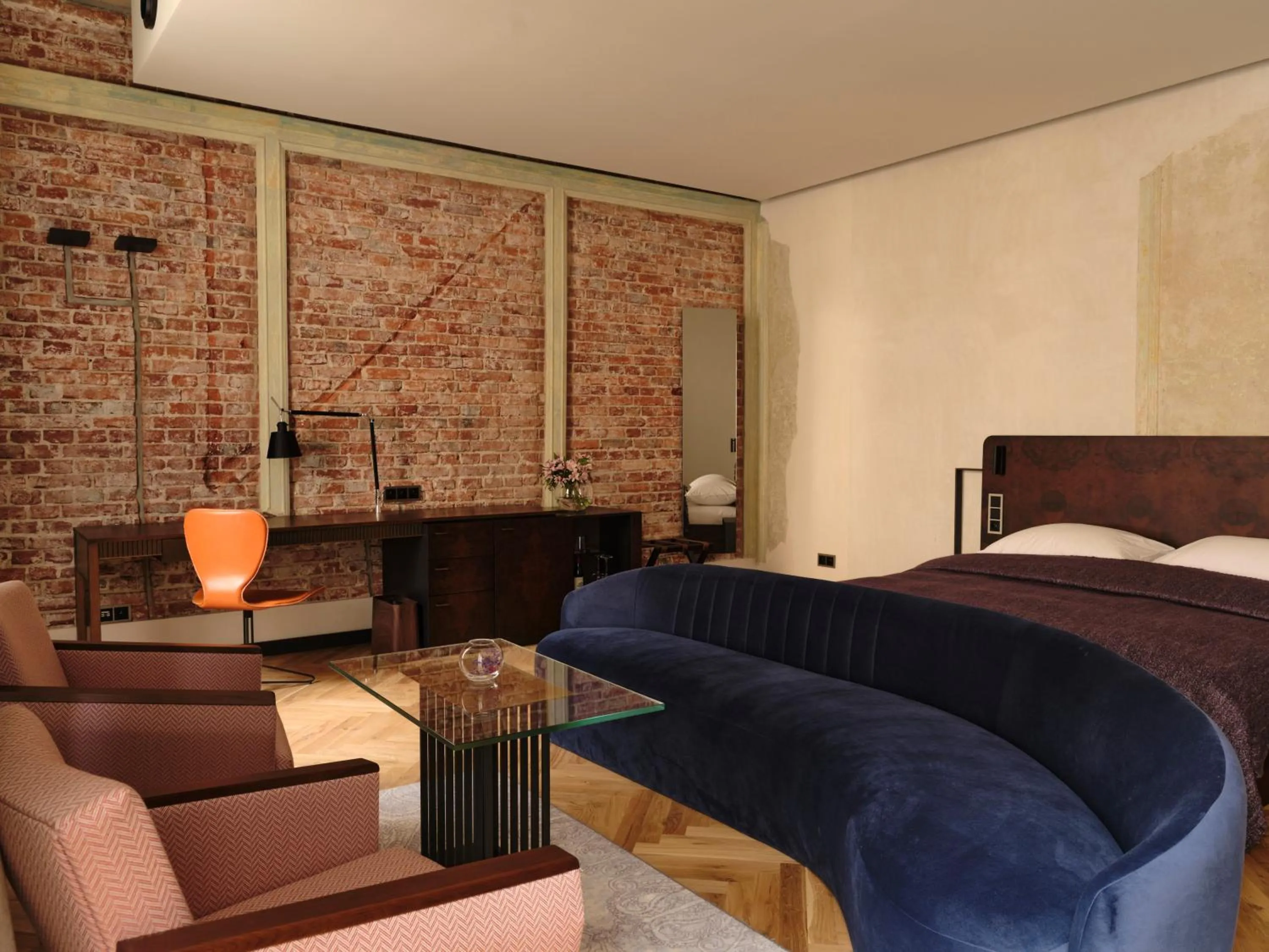 Seating area, Bed in Grand Hotel