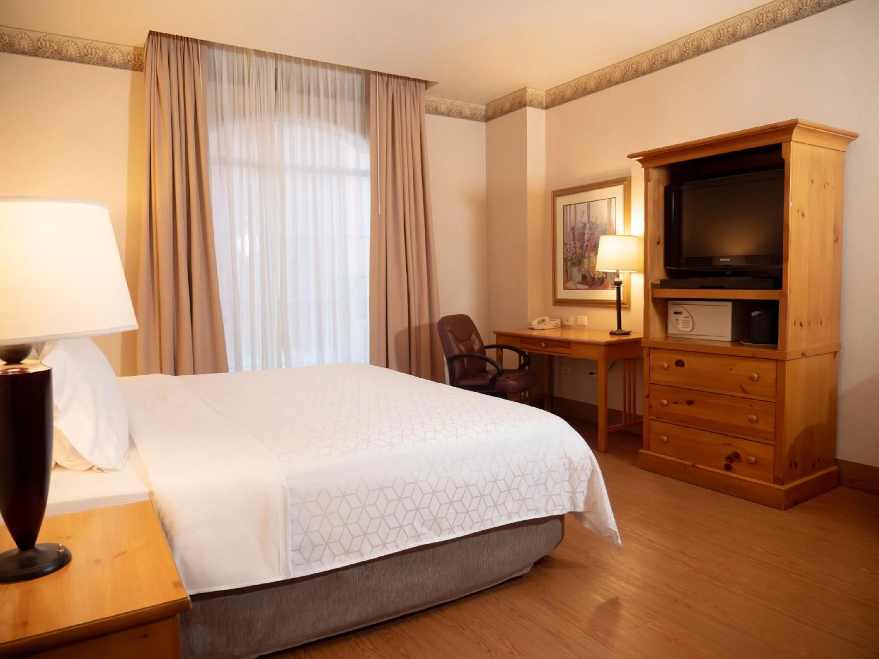 Photo of the whole room, Bed in Holiday Inn Express Guanajuato by IHG