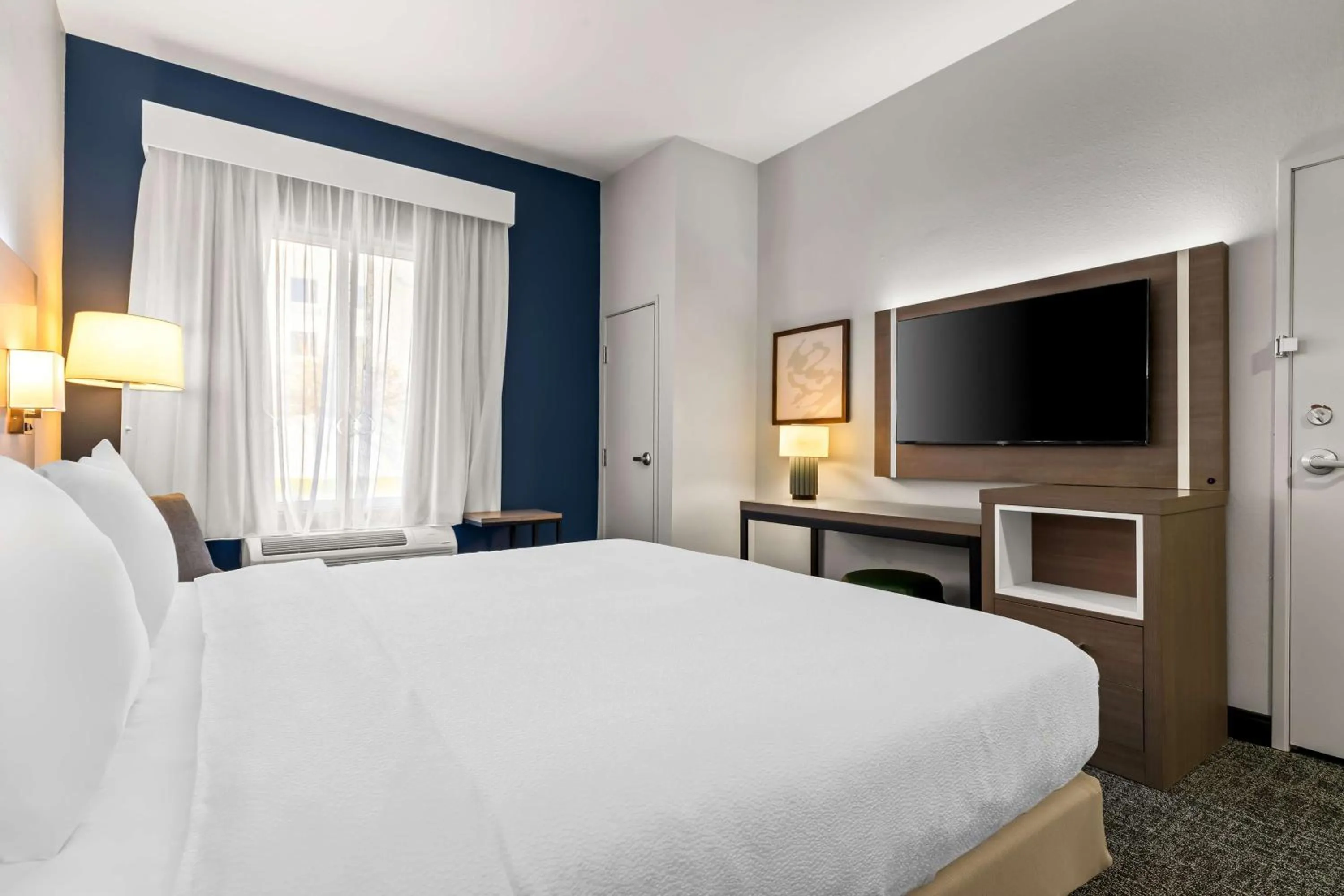 Bedroom, Bed in Spark by Hilton Catoosa Tulsa