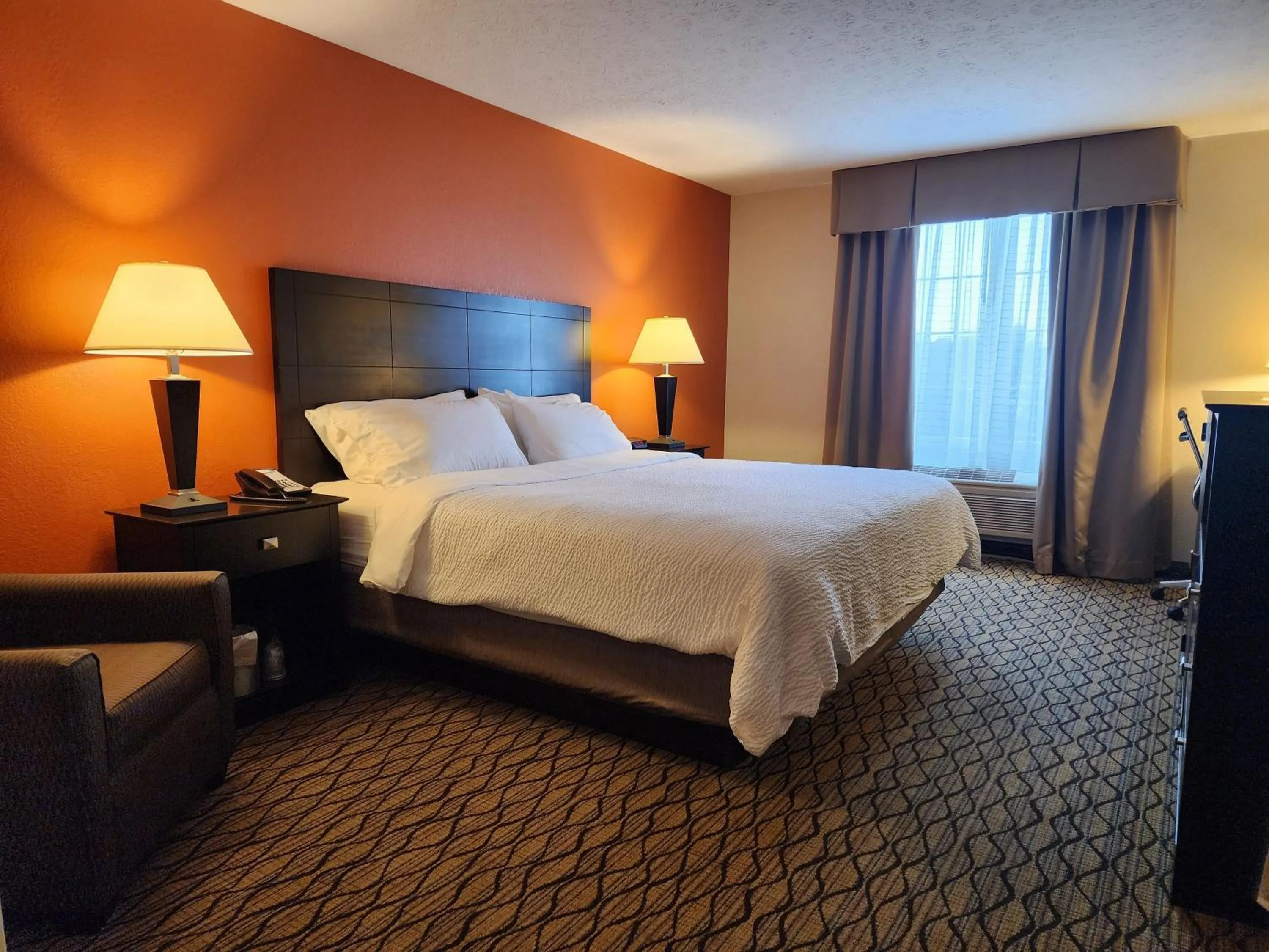 Photo of the whole room, Bed in Holiday Inn Express Hotel & Suites Cadillac by IHG