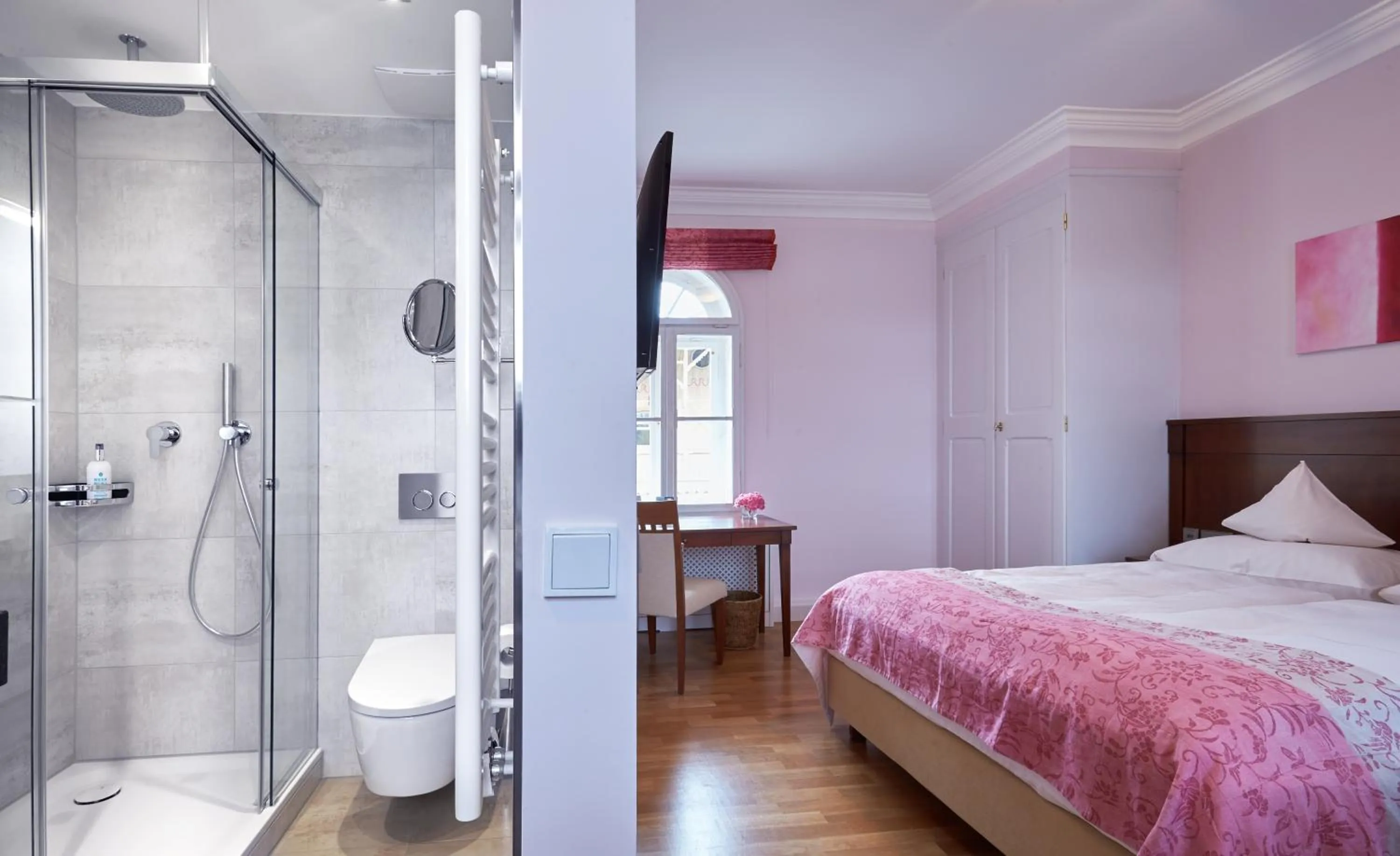 Toilet, Bed in LA VILLA am Starnberger See