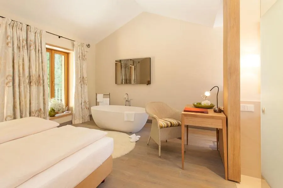 Photo of the whole room, Bed in LA VILLA am Starnberger See