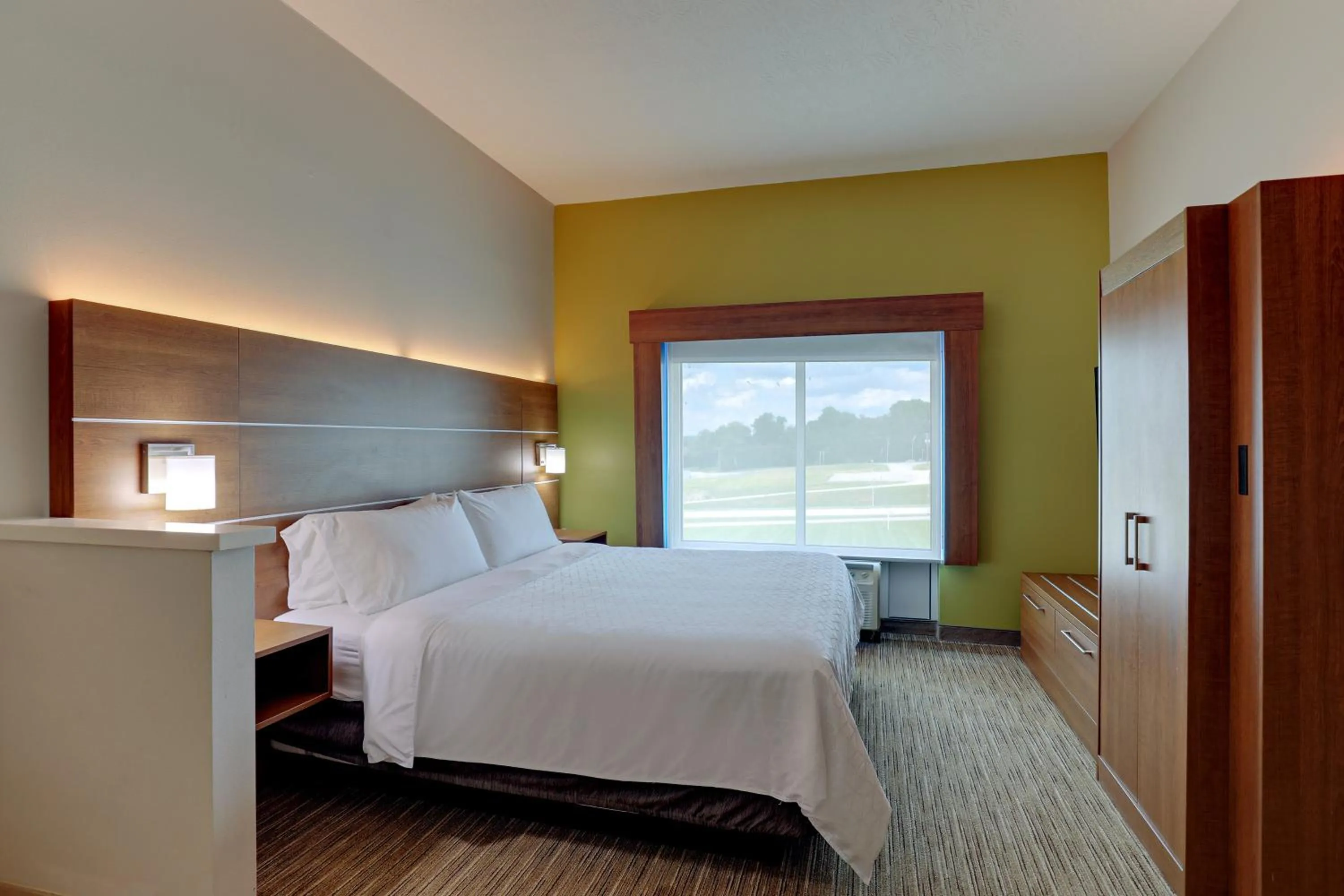 Photo of the whole room, Bed in Holiday Inn Express Campbellsville by IHG