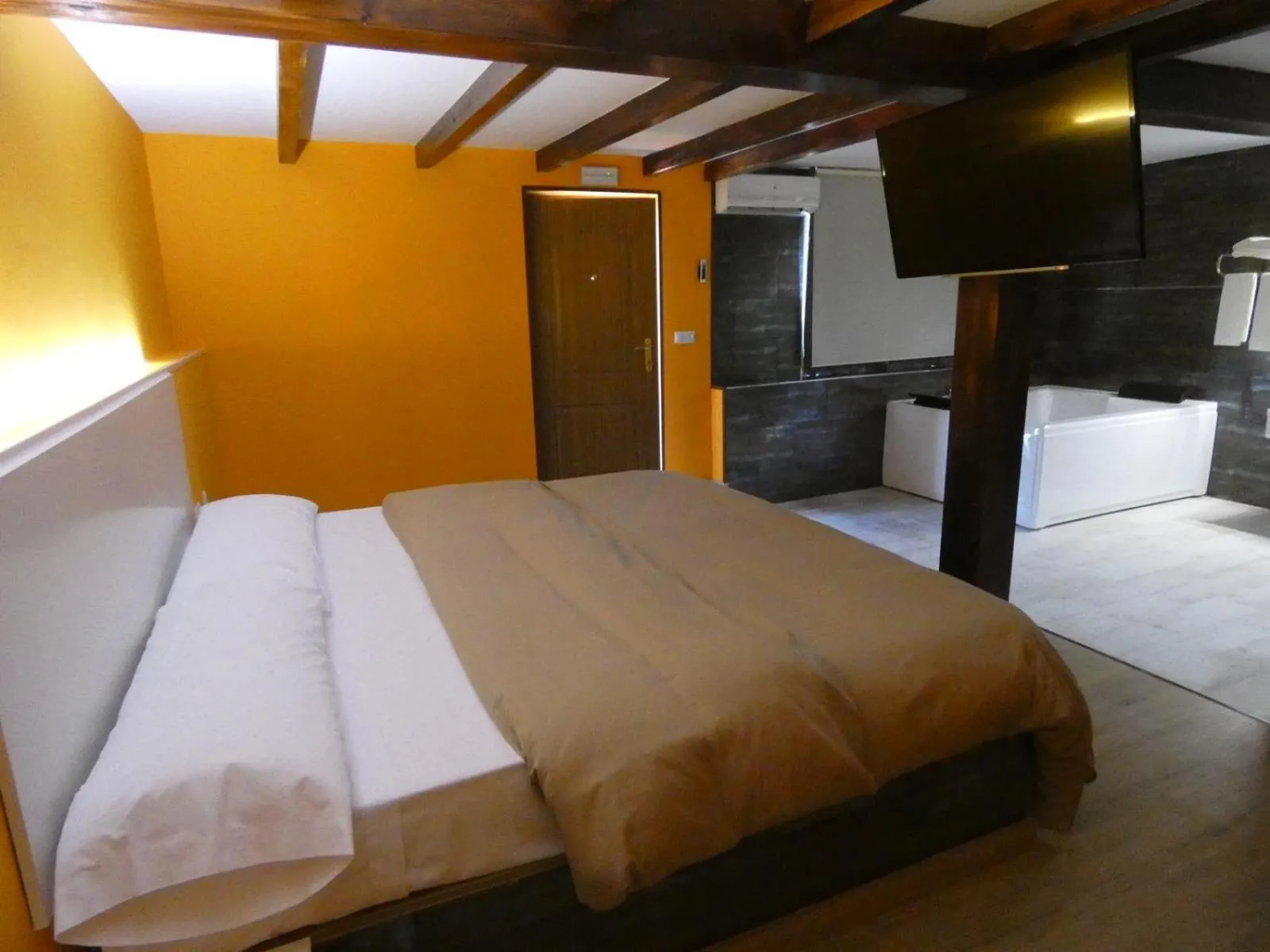 Bed in Motel Caldas