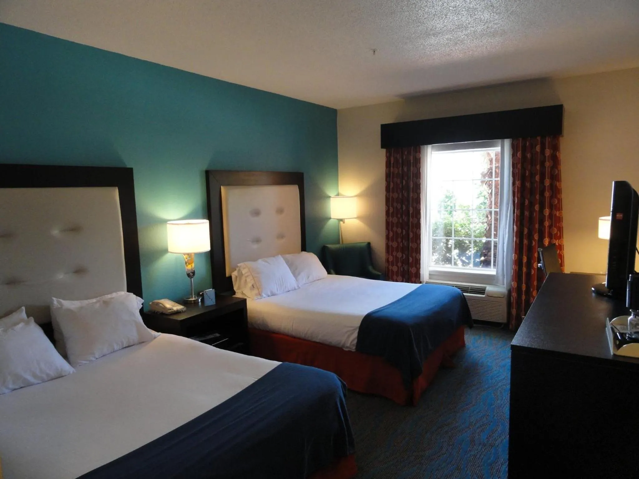 Photo of the whole room, Bed in Holiday Inn Express Destin E - Commons Mall Area by IHG