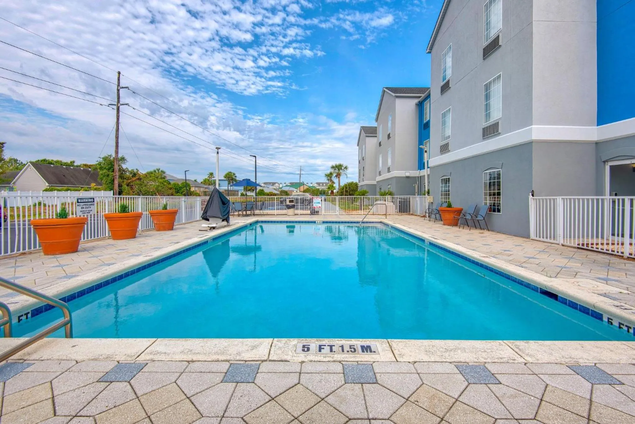 Swimming pool in Holiday Inn Express Destin E - Commons Mall Area by IHG